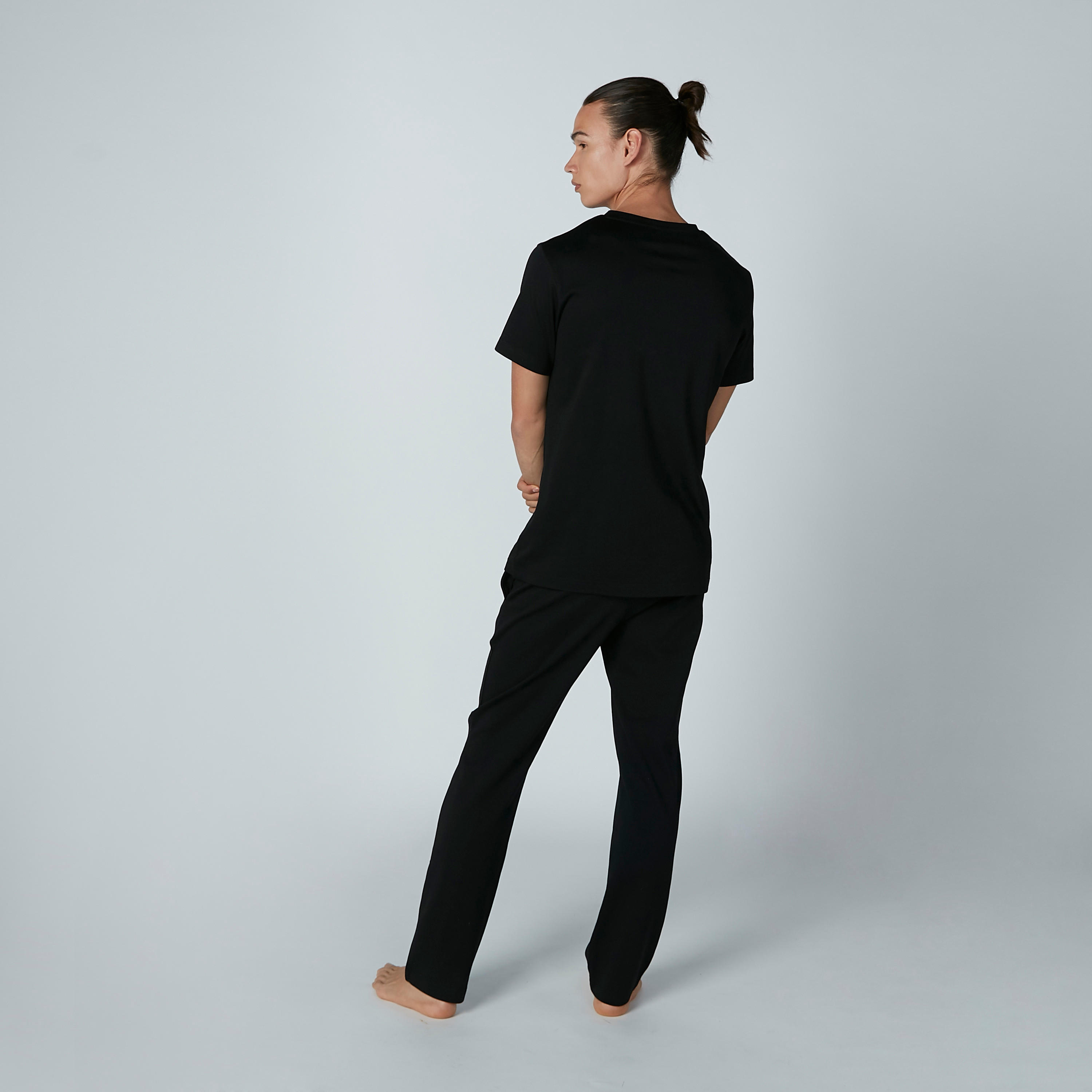طقم بنطال بيجاما بجيوب وتيشيرت سادة بياقة هينلي-men-clothing-nightwear-sets-image-1