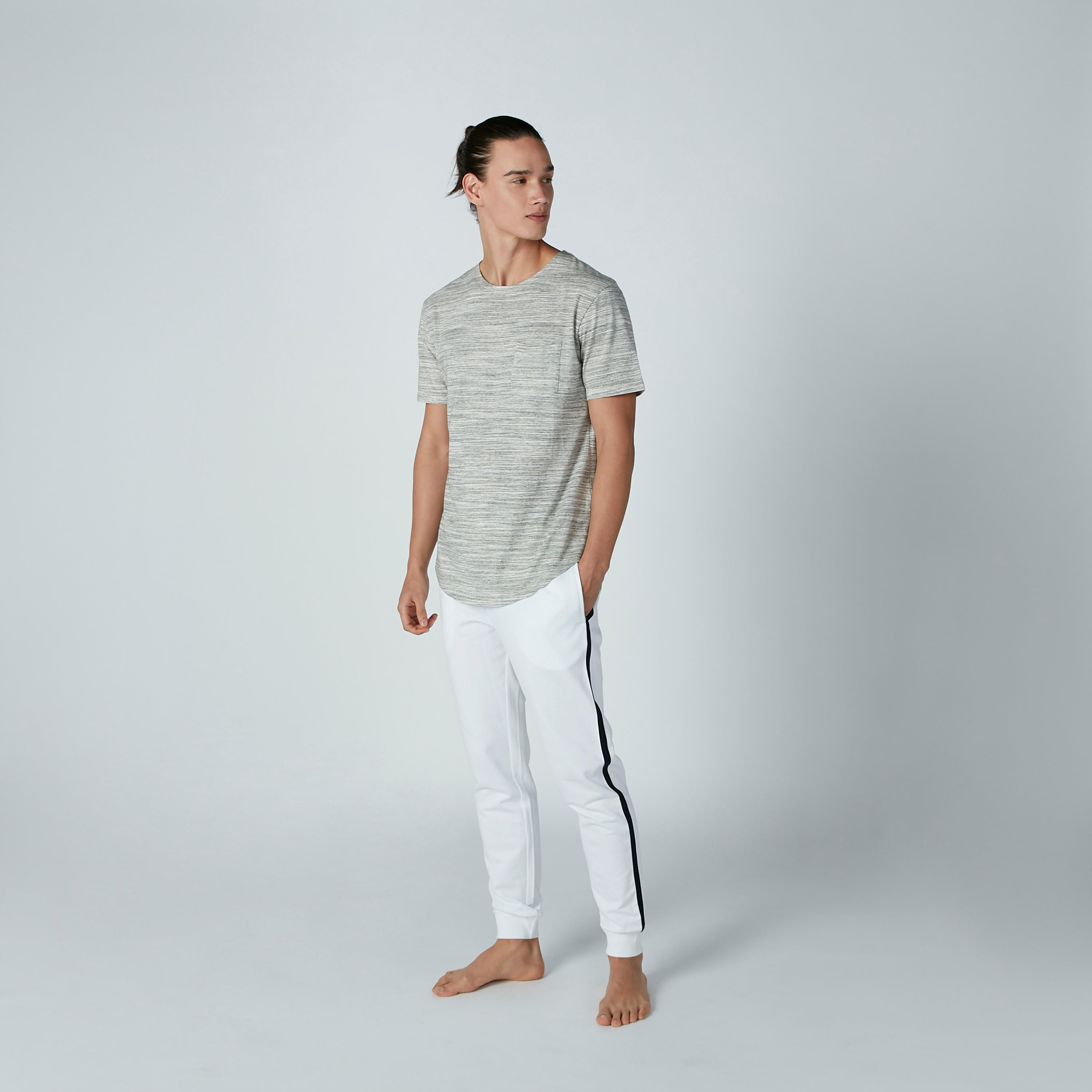 طقم بنطال رياضي بشريطة وتيشيرت بحواف منحنية-men-clothing-nightwear-sets-image-1
