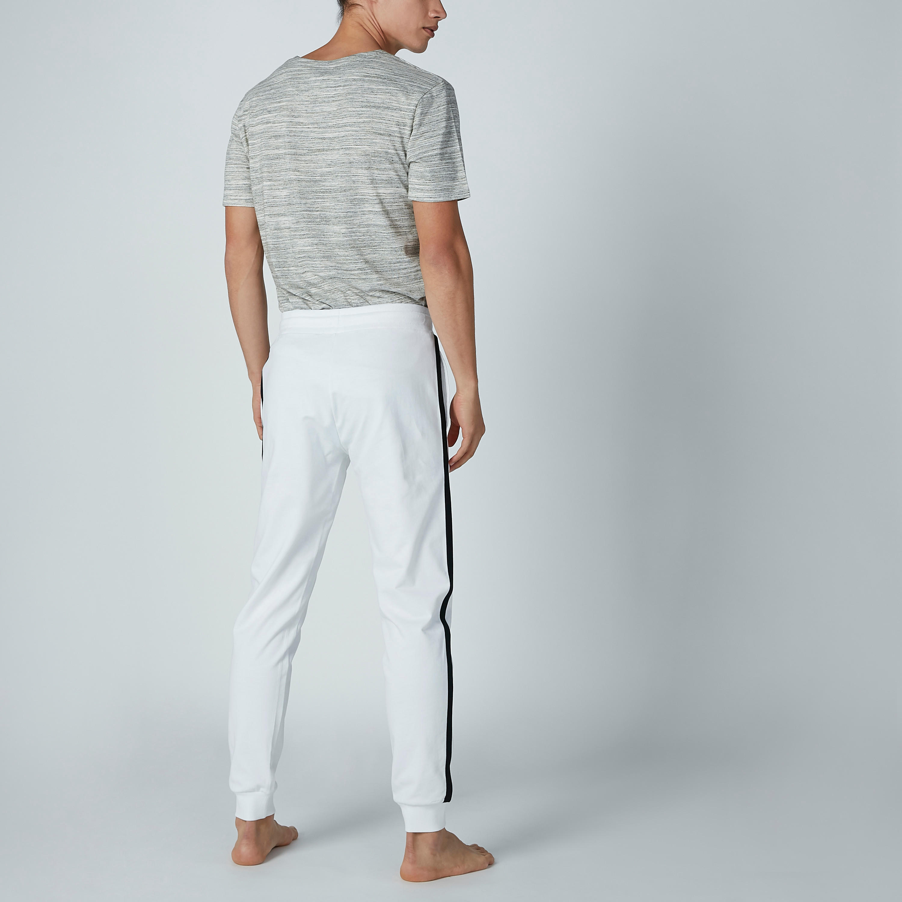 طقم بنطال رياضي بشريطة وتيشيرت بحواف منحنية-men-clothing-nightwear-sets-image-2