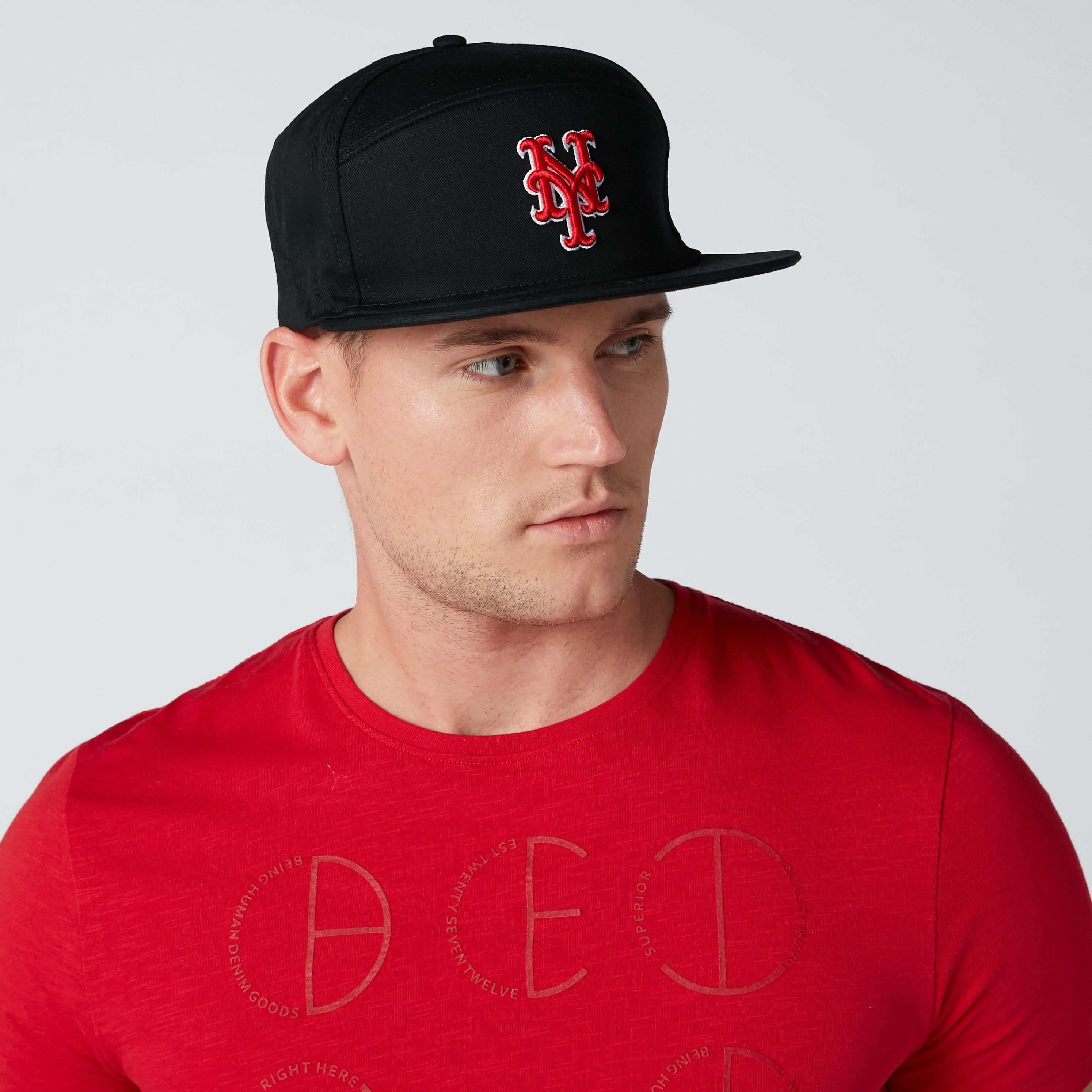 قبعة كاب مطرزة بزر إغلاق وتزيينات-men-caps-image-2