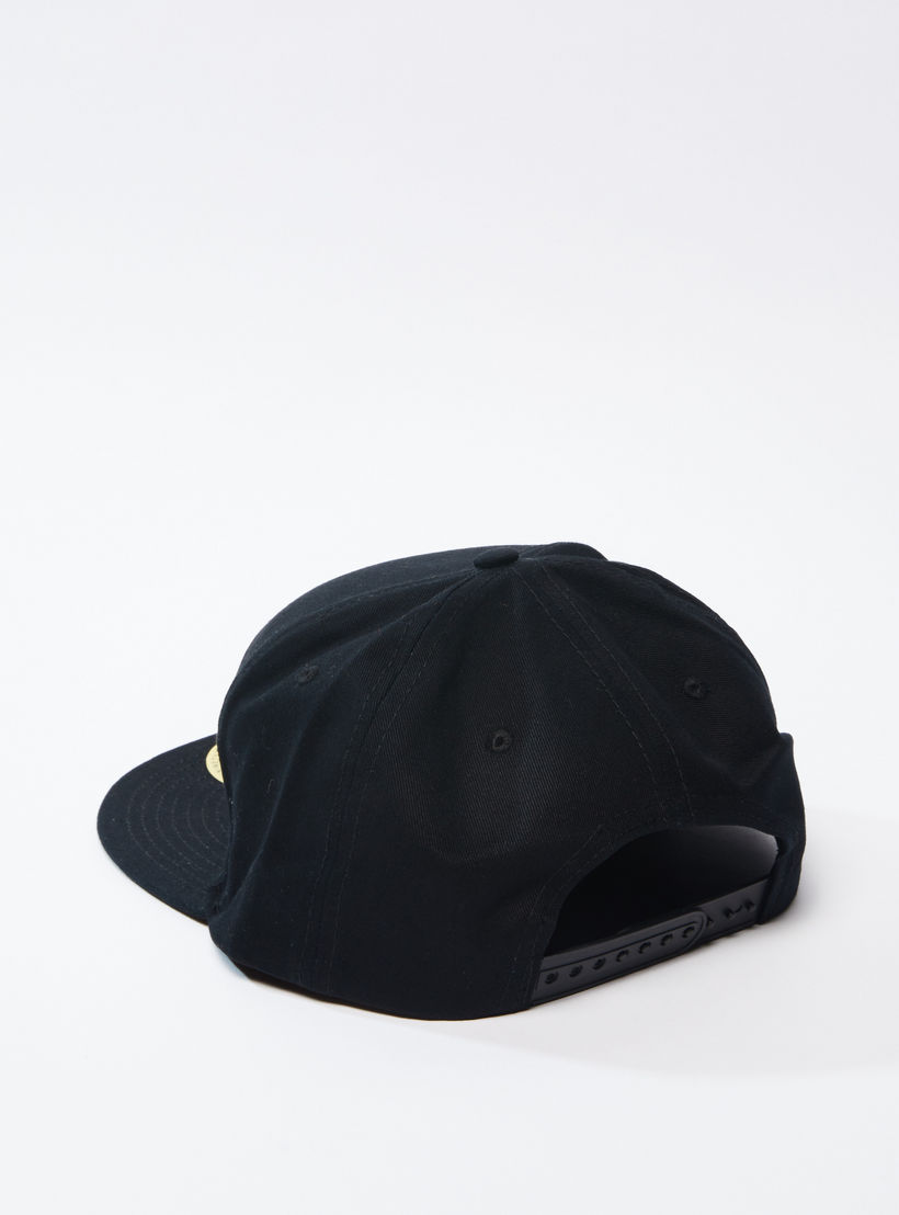 قبعة كاب مطرزة بزر إغلاق وتزيينات-men-caps-image-1