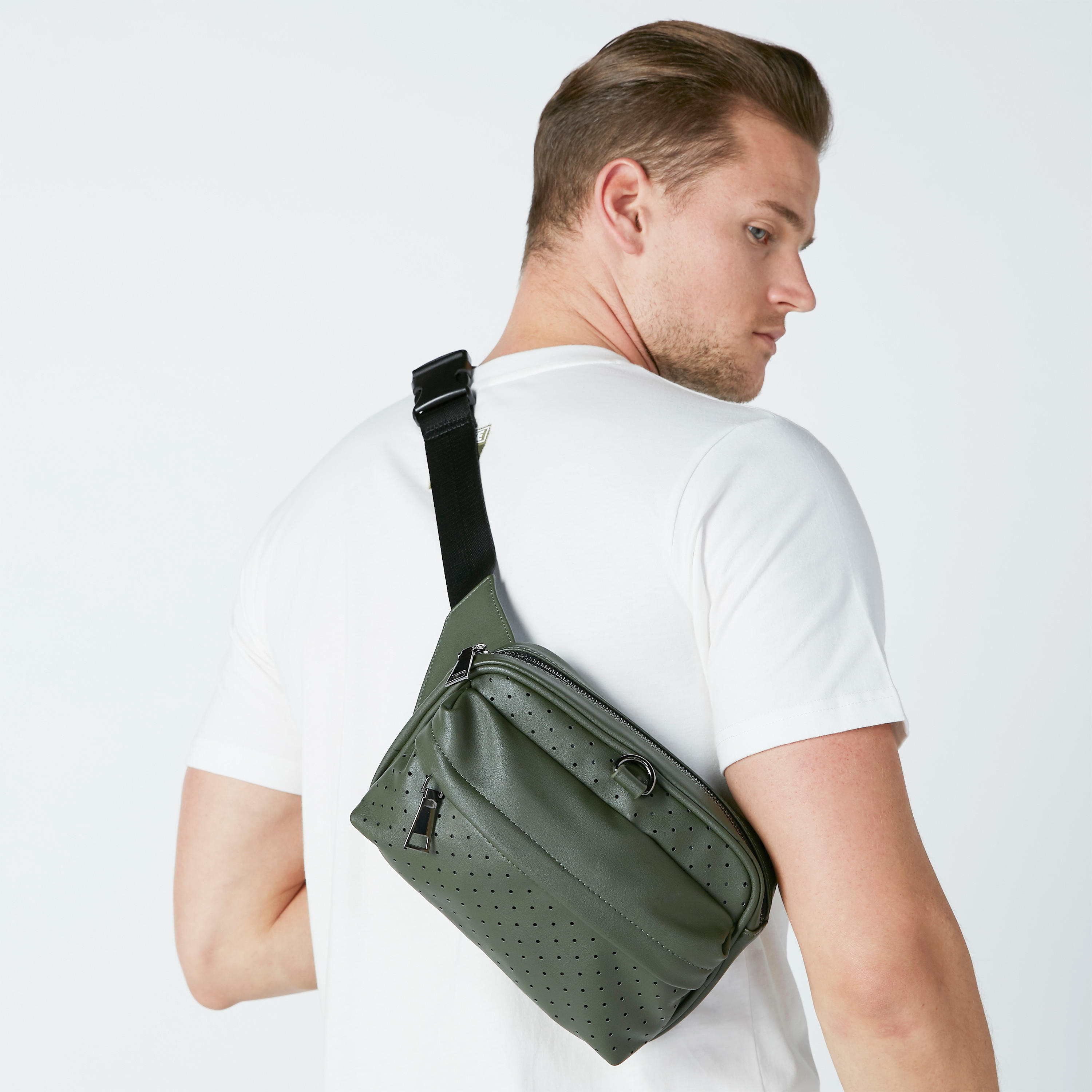 حقيبة خصر مثقّبة بإبزيم إغلاق-men-bags-image-4