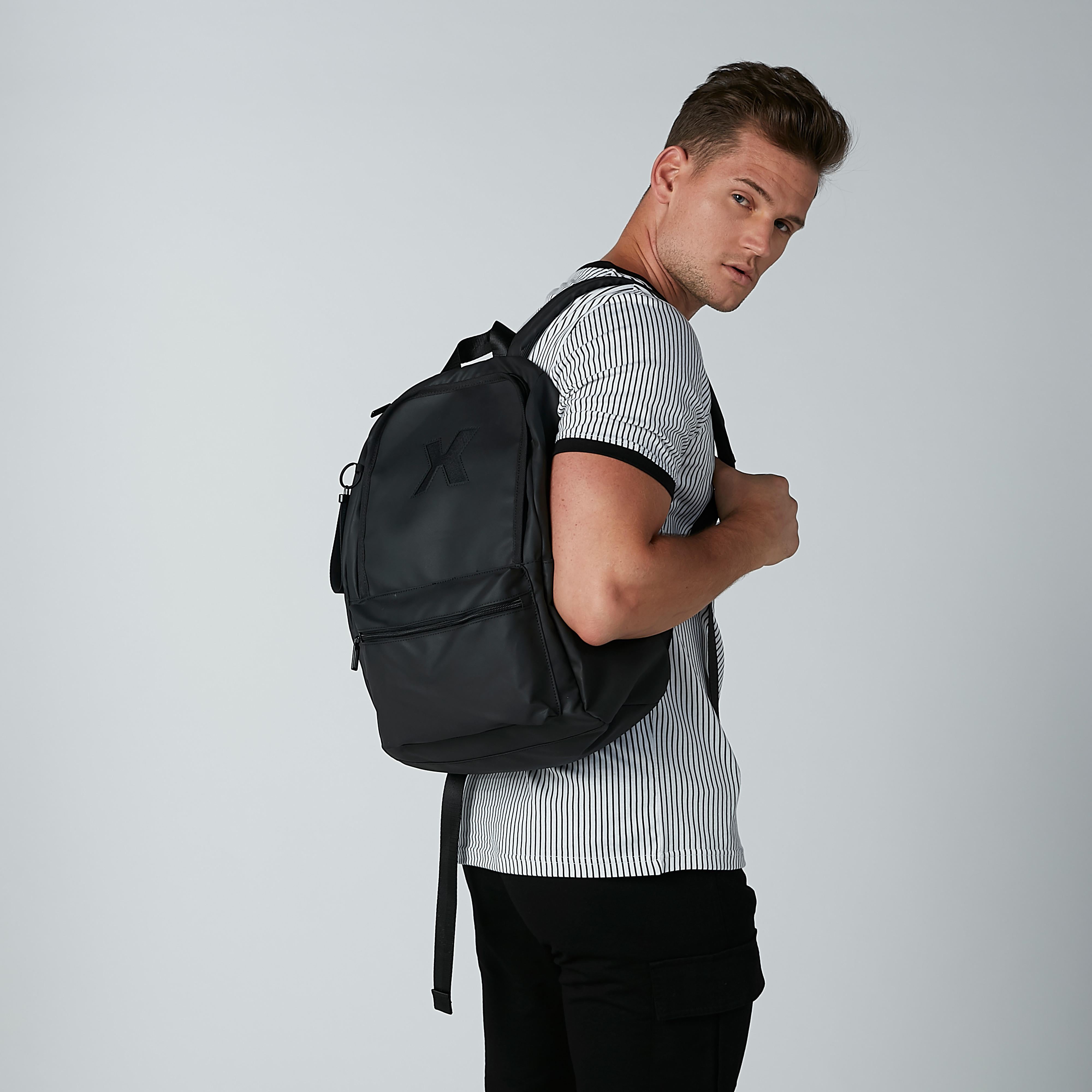 حقيبة ظهر بسحاب إغلاق وحمالات كتف قابلة للتعديل-men-bags-image-2