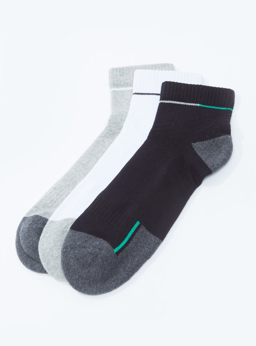 جوارب بارزة الملمس بطول الكاحل بحواف مضلّعة - طقم من 3 أزواج-men-socks-image-2