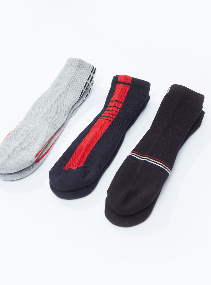 جوارب بارزة الملمس بطول الكاحل بحواف مضلّعة - طقم من 3 أزواج-men-socks-image-1