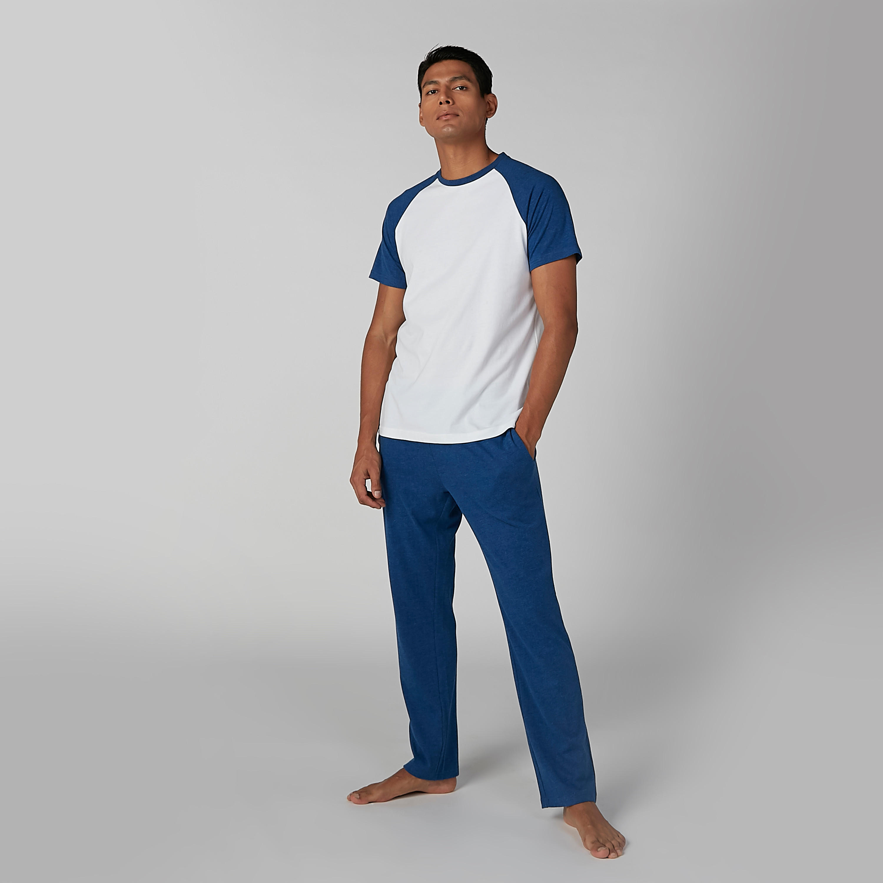 طقم بنطال بيجاما وتيشيرت بياقة مستديرة وأكمام مغايرة-men-clothing-nightwear-sets-image-1