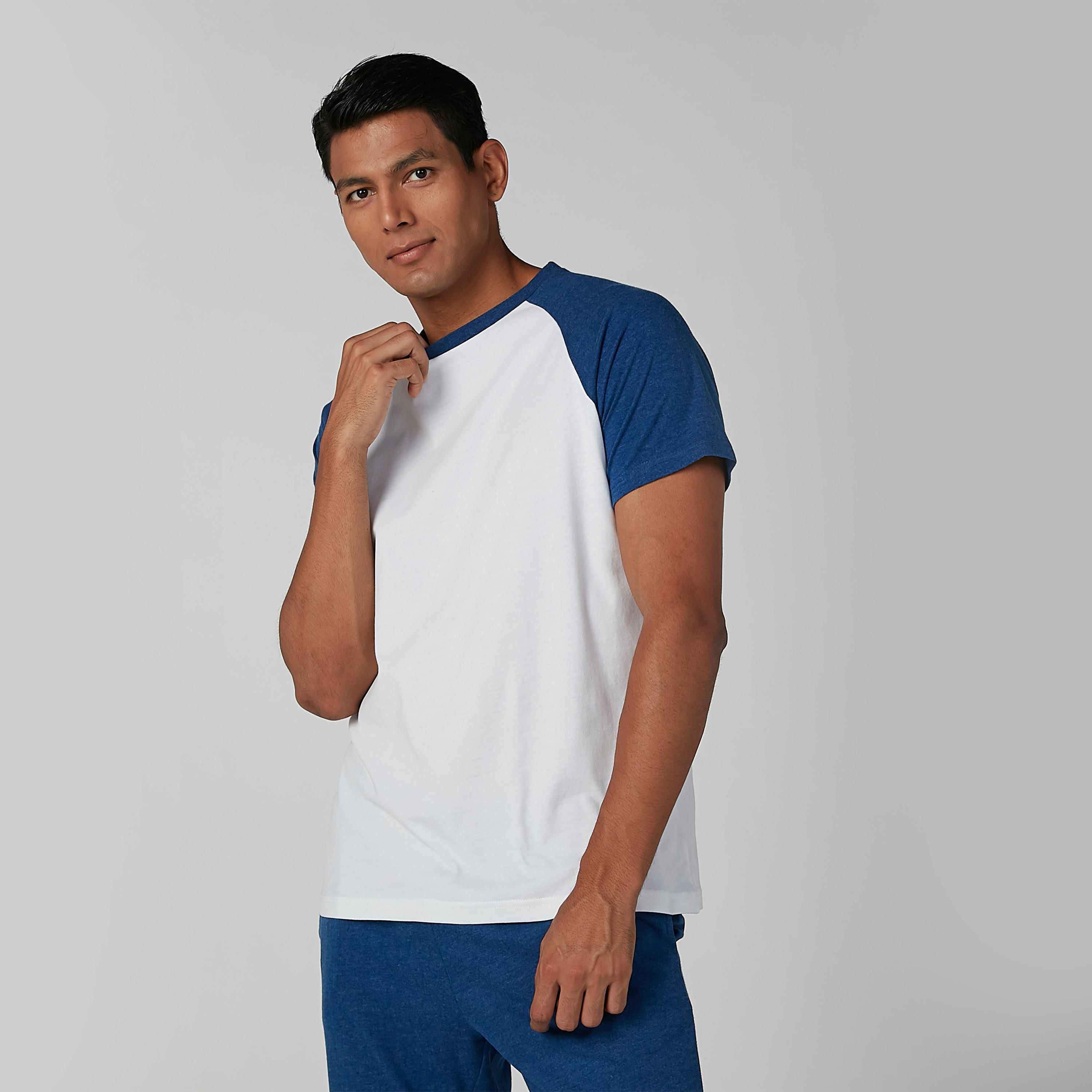 طقم بنطال بيجاما وتيشيرت بياقة مستديرة وأكمام مغايرة-men-clothing-nightwear-sets-image-2
