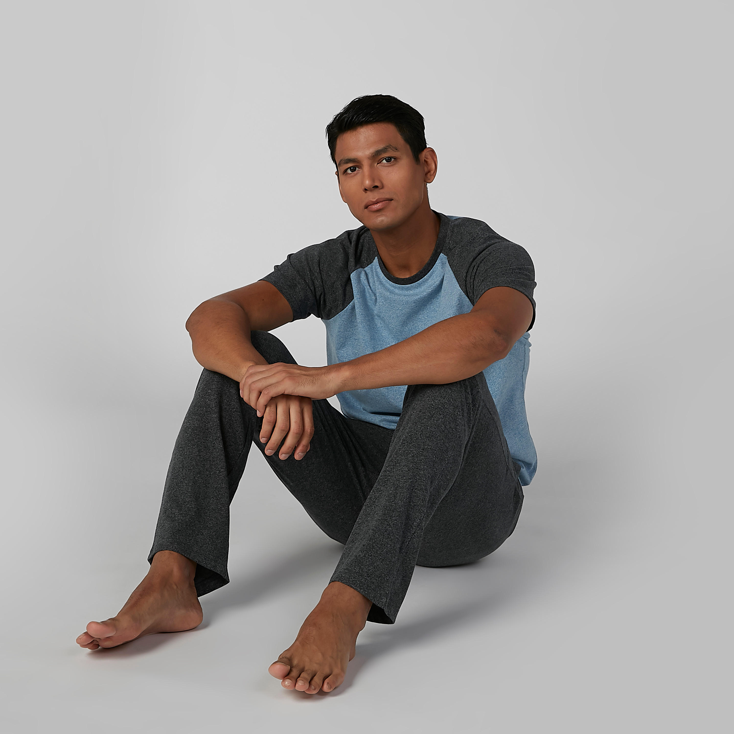 طقم بنطال بيجاما وتيشيرت بياقة مستديرة وأكمام مغايرة-men-clothing-nightwear-sets-image-1