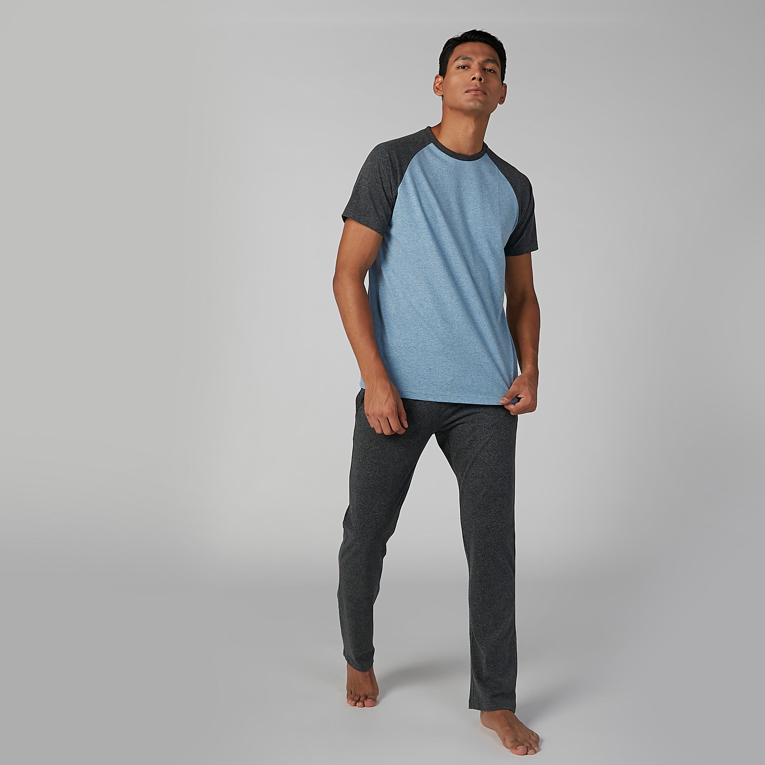 طقم بنطال بيجاما وتيشيرت بياقة مستديرة وأكمام مغايرة-men-clothing-nightwear-sets-image-2