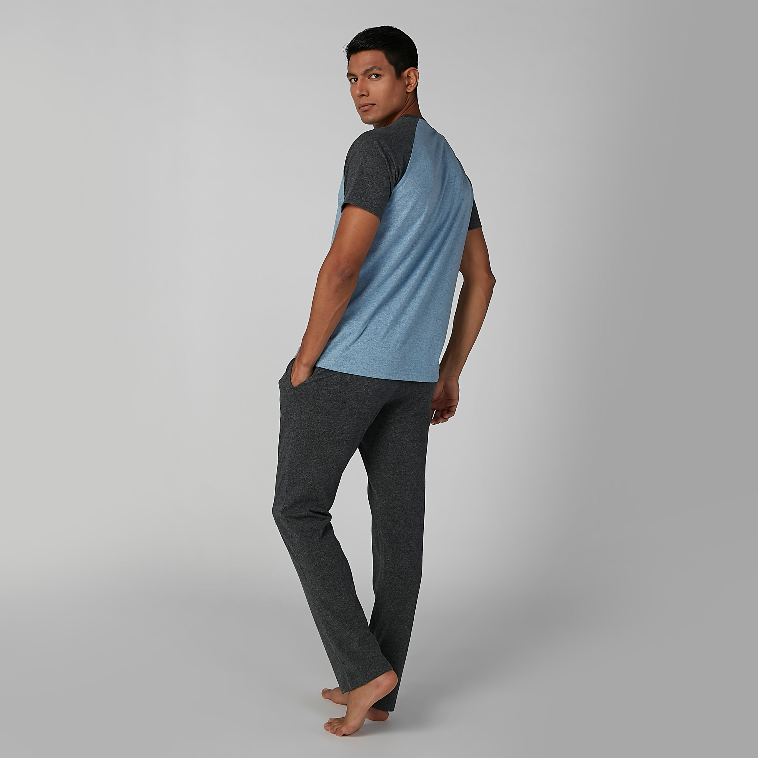 طقم بنطال بيجاما وتيشيرت بياقة مستديرة وأكمام مغايرة-men-clothing-nightwear-sets-image-4