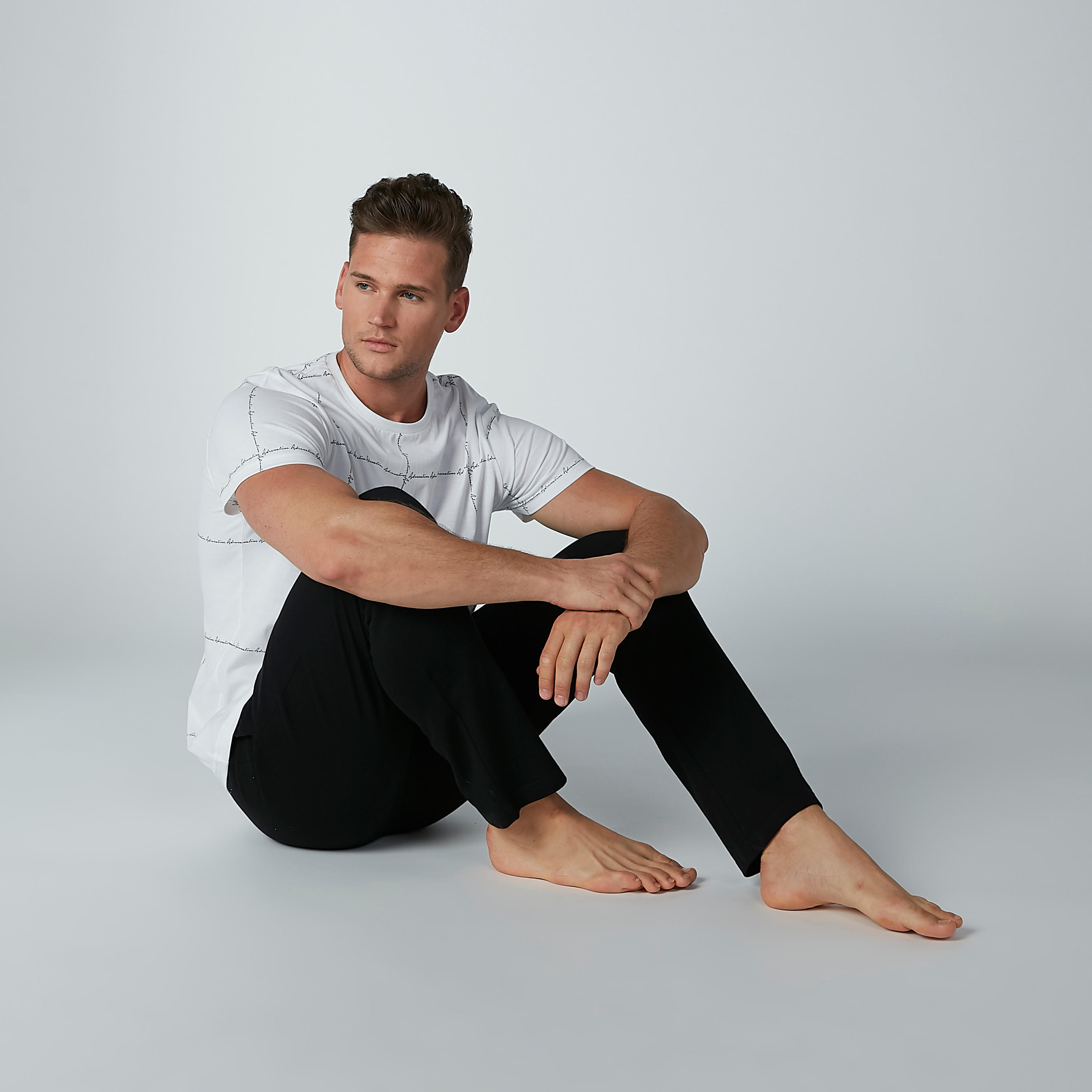 طقم تيشيرت بياقة مستديرة وطبعات مع بنطال بيجاما-men-clothing-nightwear-sets-image-1