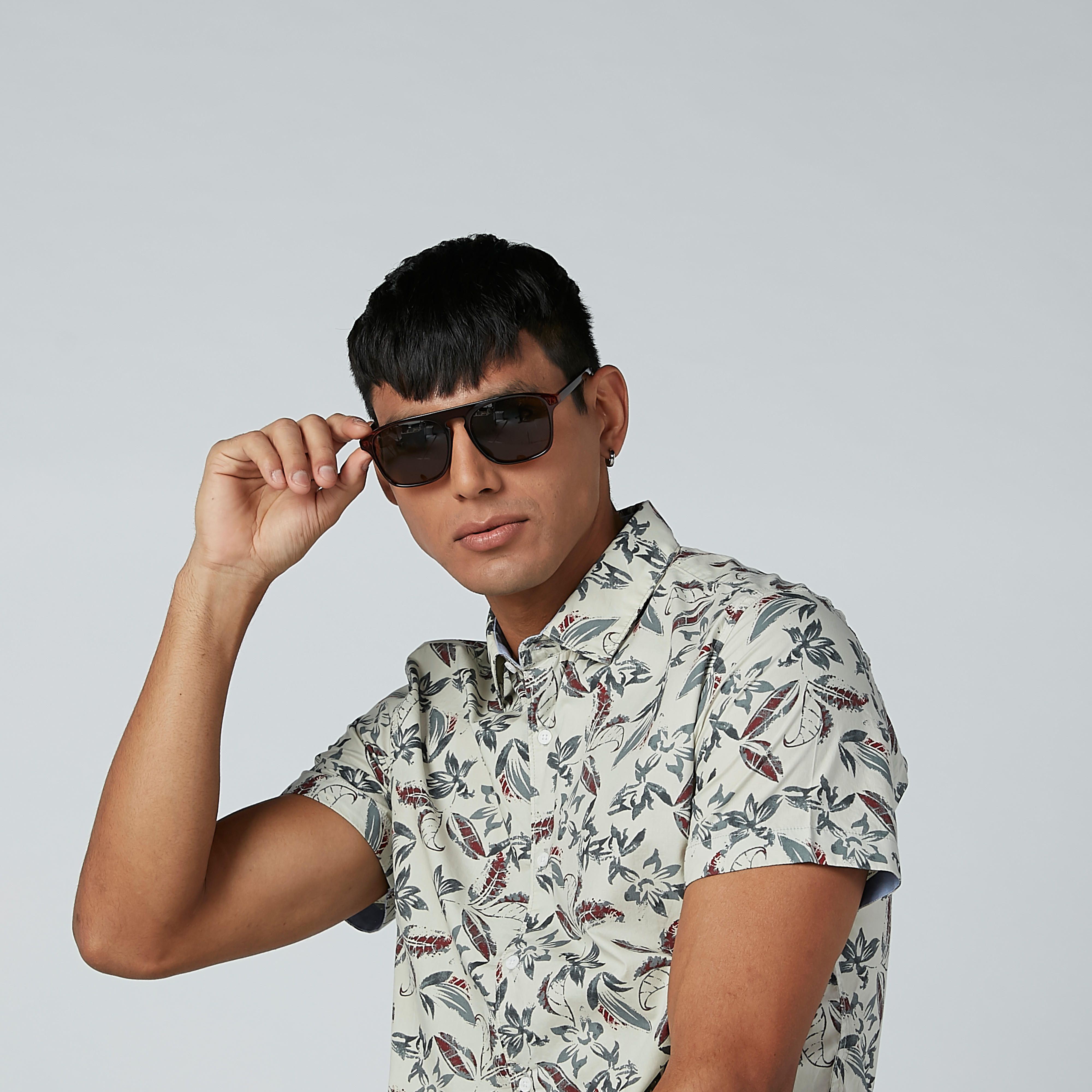 نظّارة شمسيّة واي فيرار مربّعة بإطار كامل سادة-men-sunglasses-image-2