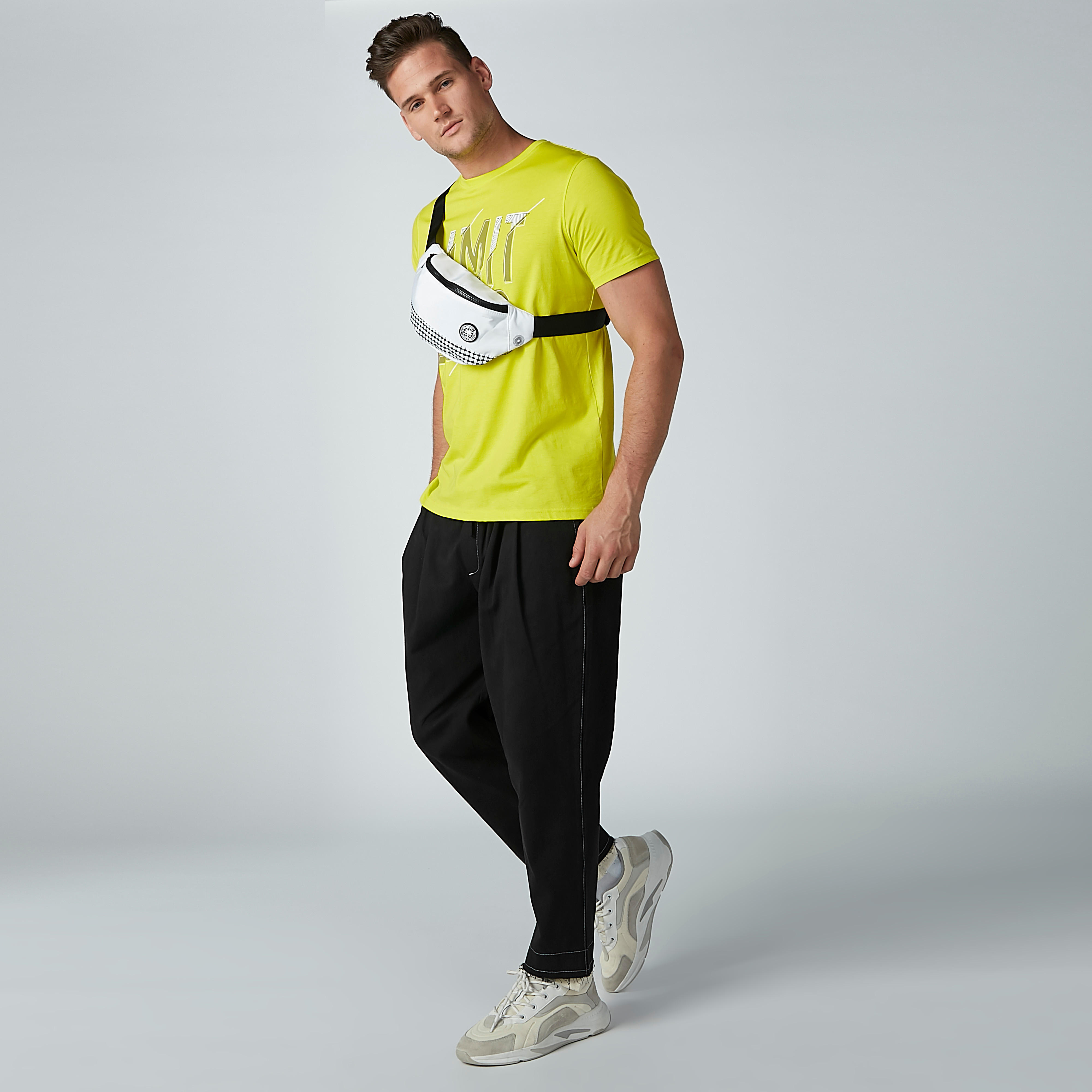 حقيبة خصر بإبزيم إغلاق وسحّاب وطبعات-men-bags-image-2