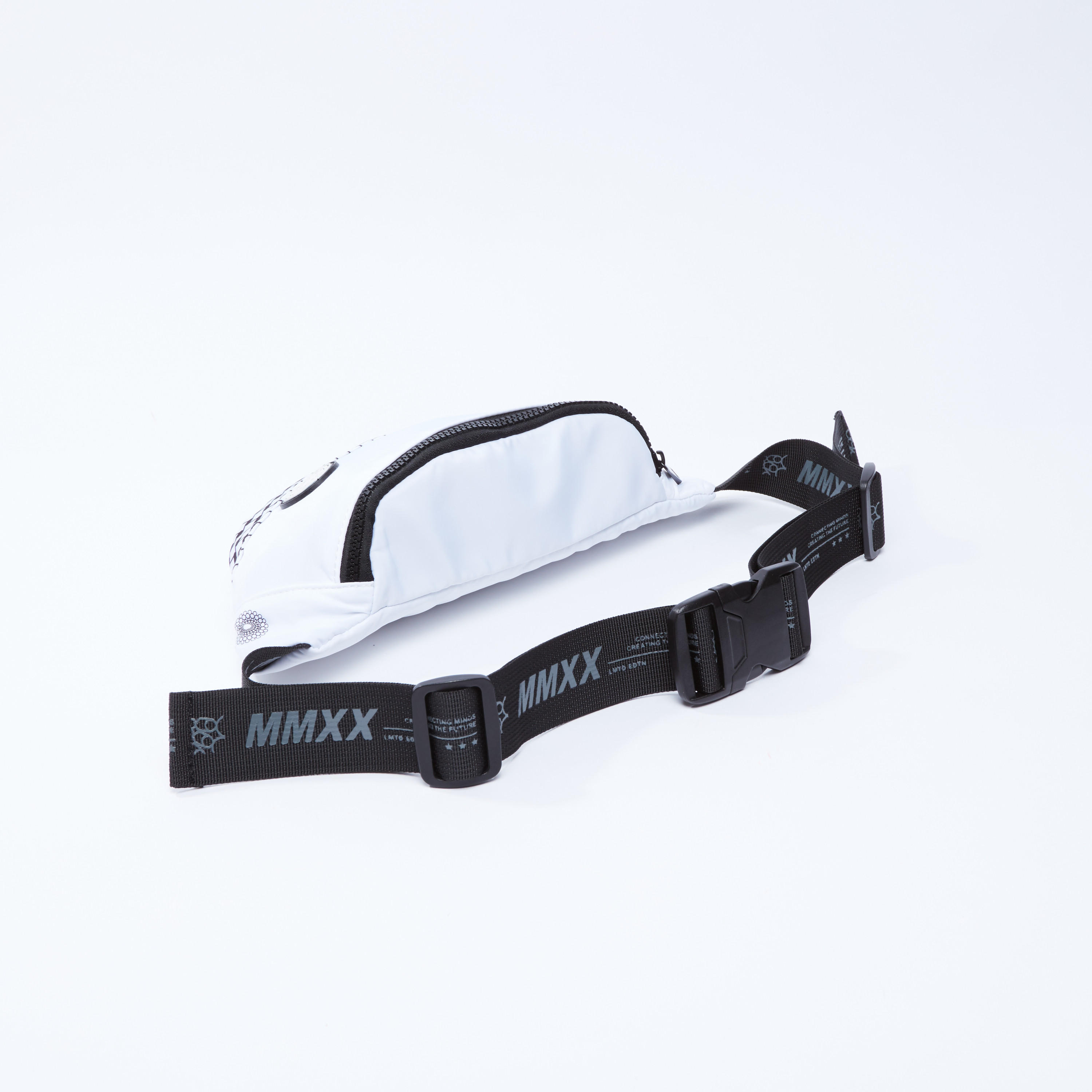 حقيبة خصر بإبزيم إغلاق وسحّاب وطبعات-men-bags-image-3
