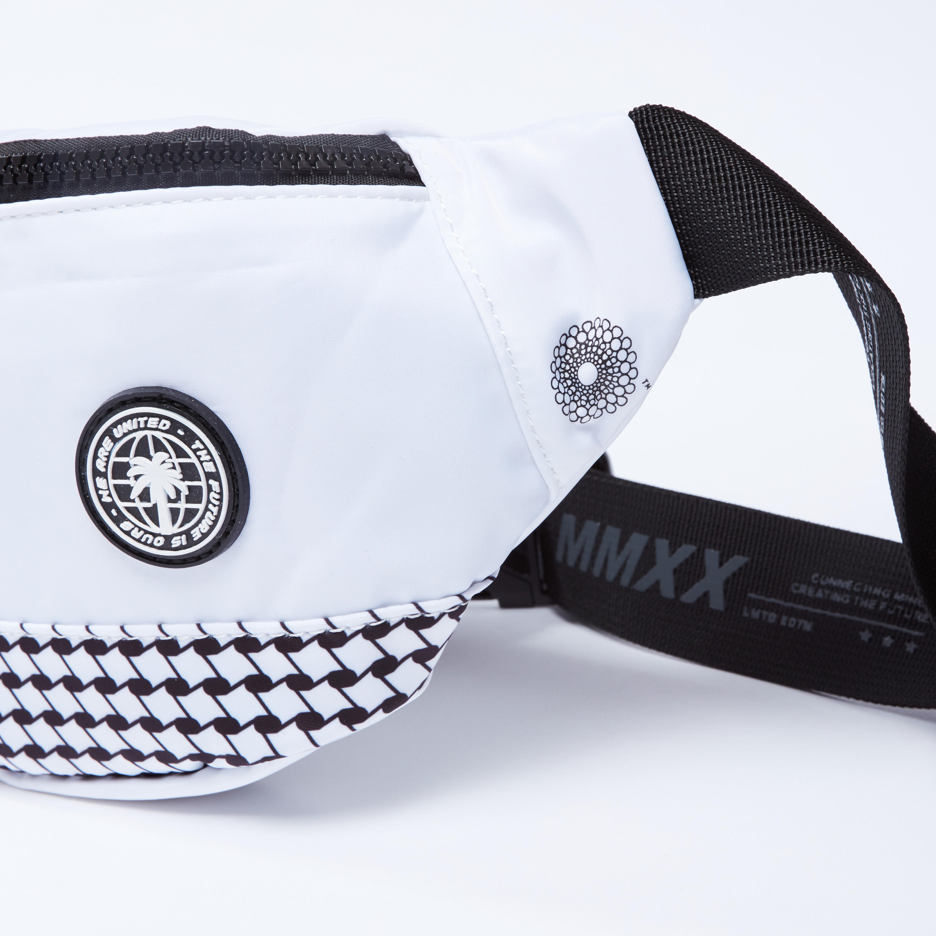 حقيبة خصر بإبزيم إغلاق وسحّاب وطبعات-men-bags-image-4