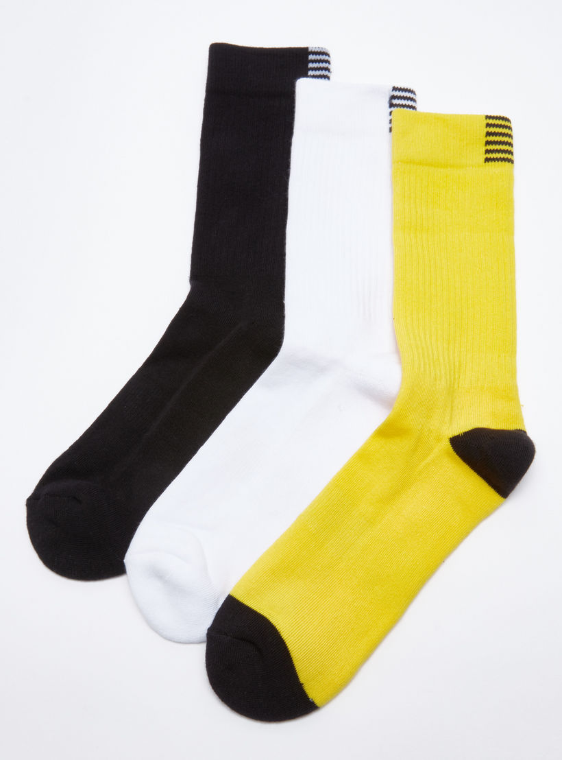 جوارب مضلّعة بطول متوسط - طقم من 3 أزواج-men-socks-image-2