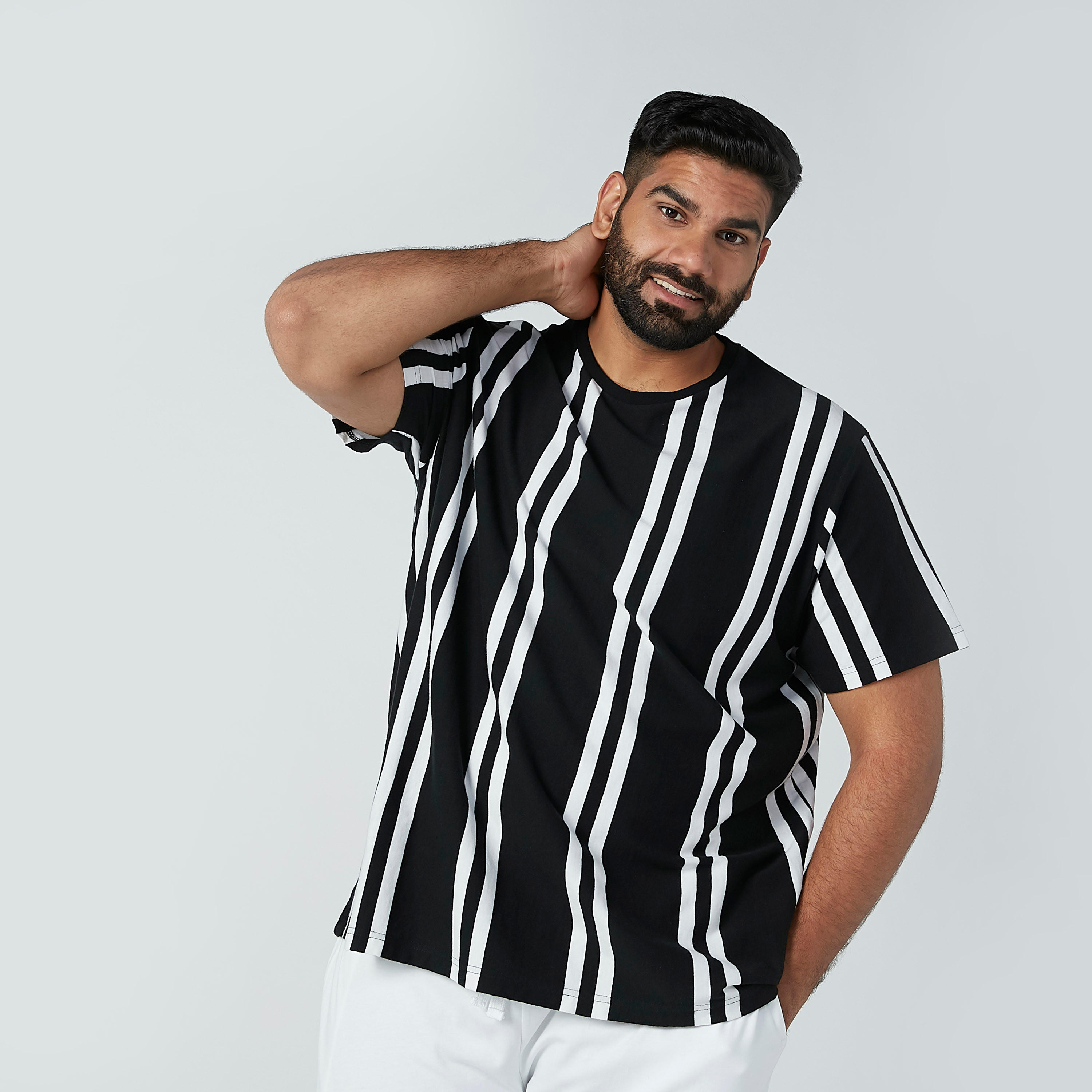 طقم بنطال بيجاما بجيوب وتيشيرت مقلّم-men-clothing-nightwear-sets-image-1