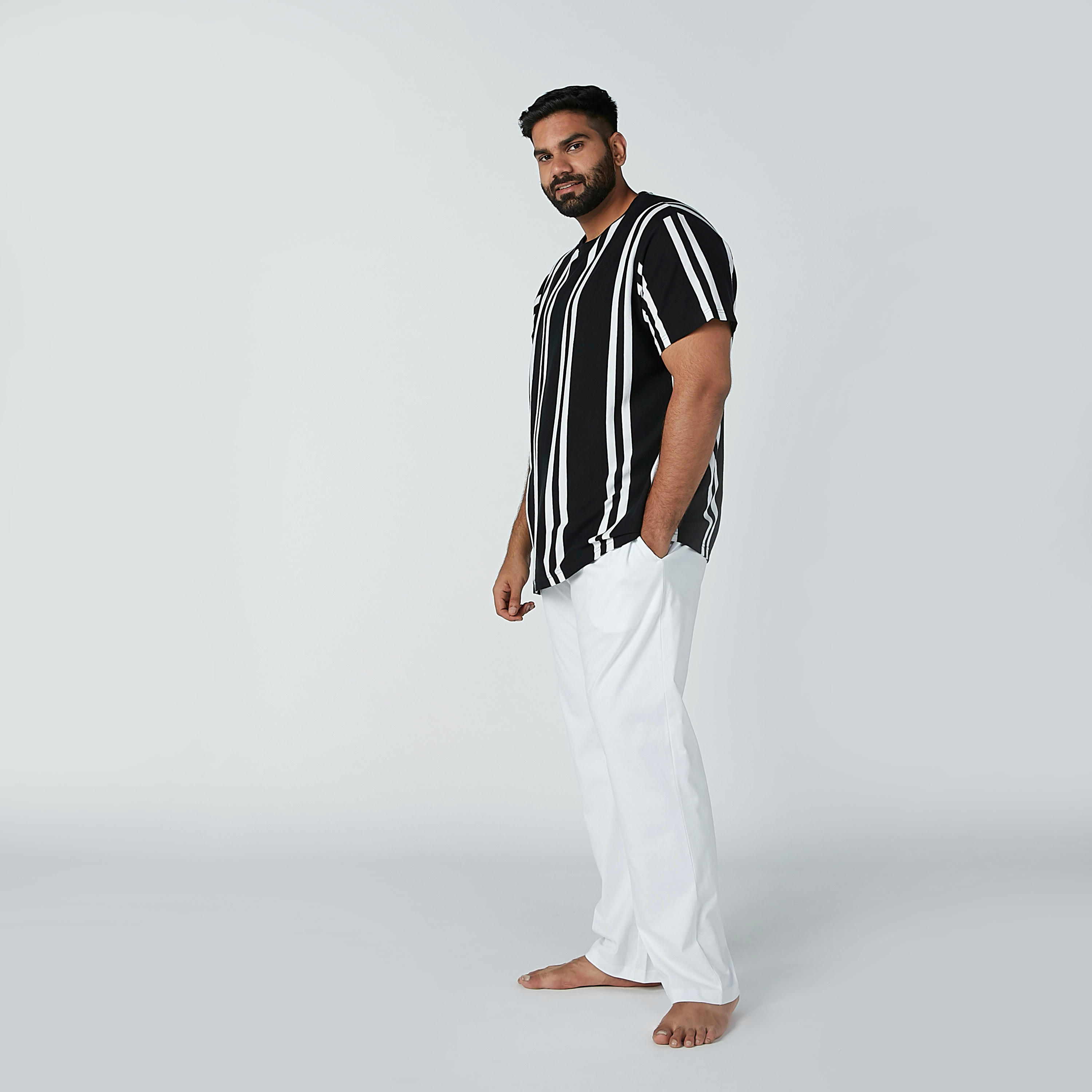 طقم بنطال بيجاما بجيوب وتيشيرت مقلّم-men-clothing-nightwear-sets-image-2