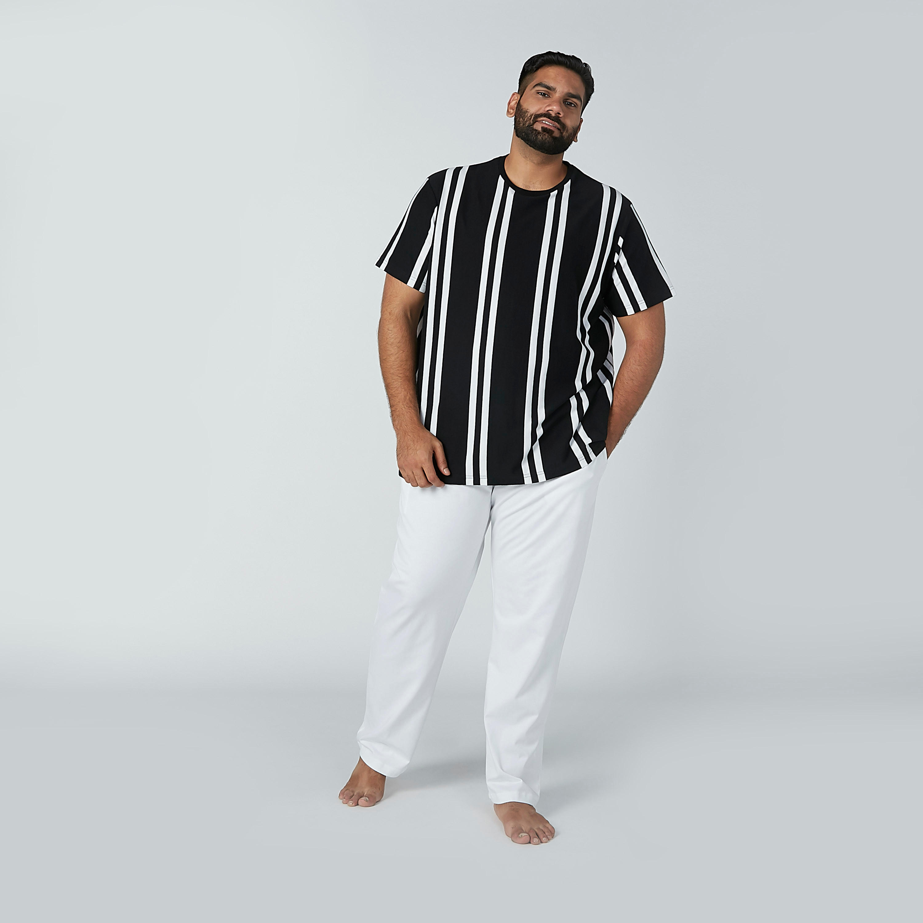 طقم بنطال بيجاما بجيوب وتيشيرت مقلّم-men-clothing-nightwear-sets-image-3
