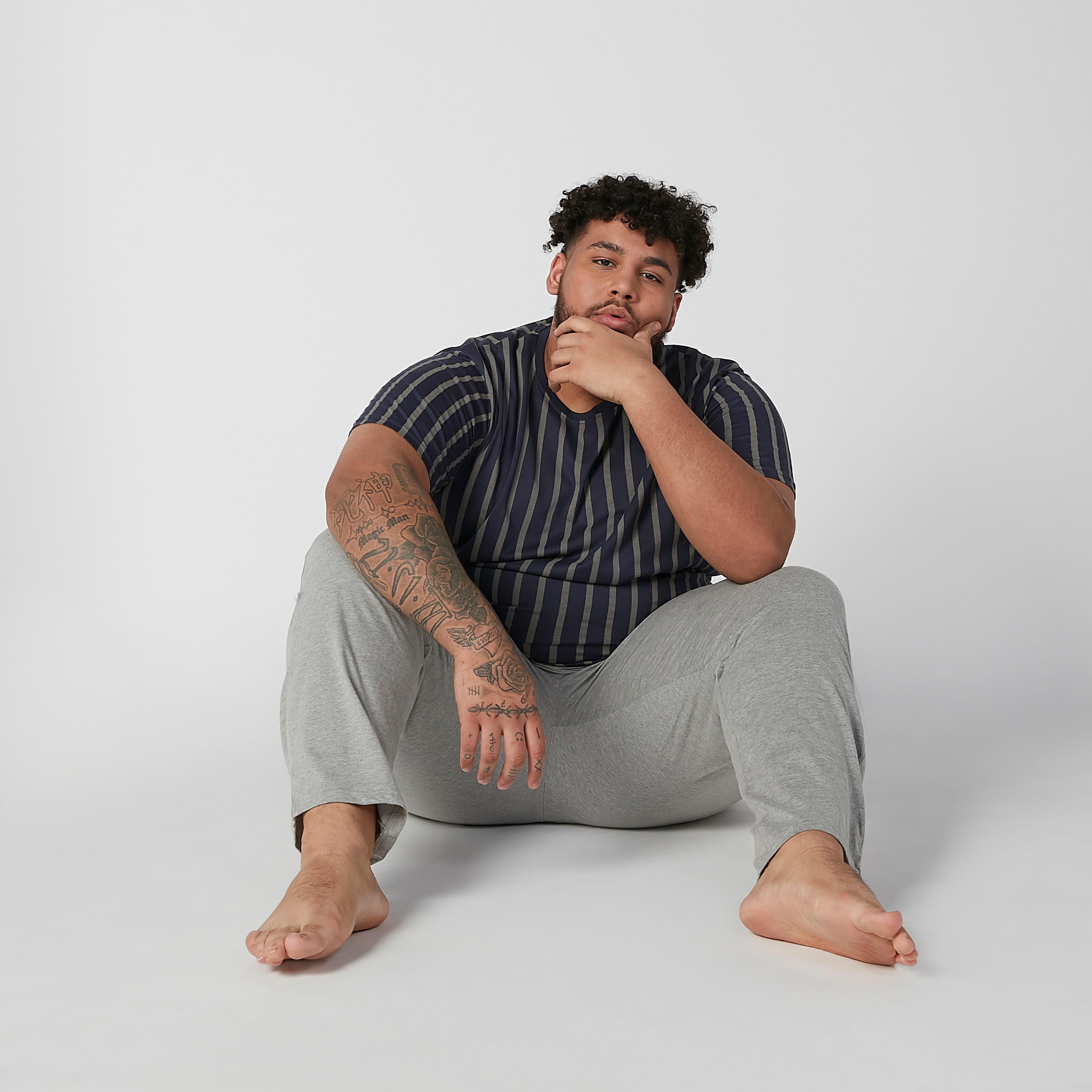 طقم بنطلون بيجاما سادة وتيشيرت مقلّم بياقة مستديرة-men-clothing-nightwear-sets-image-1