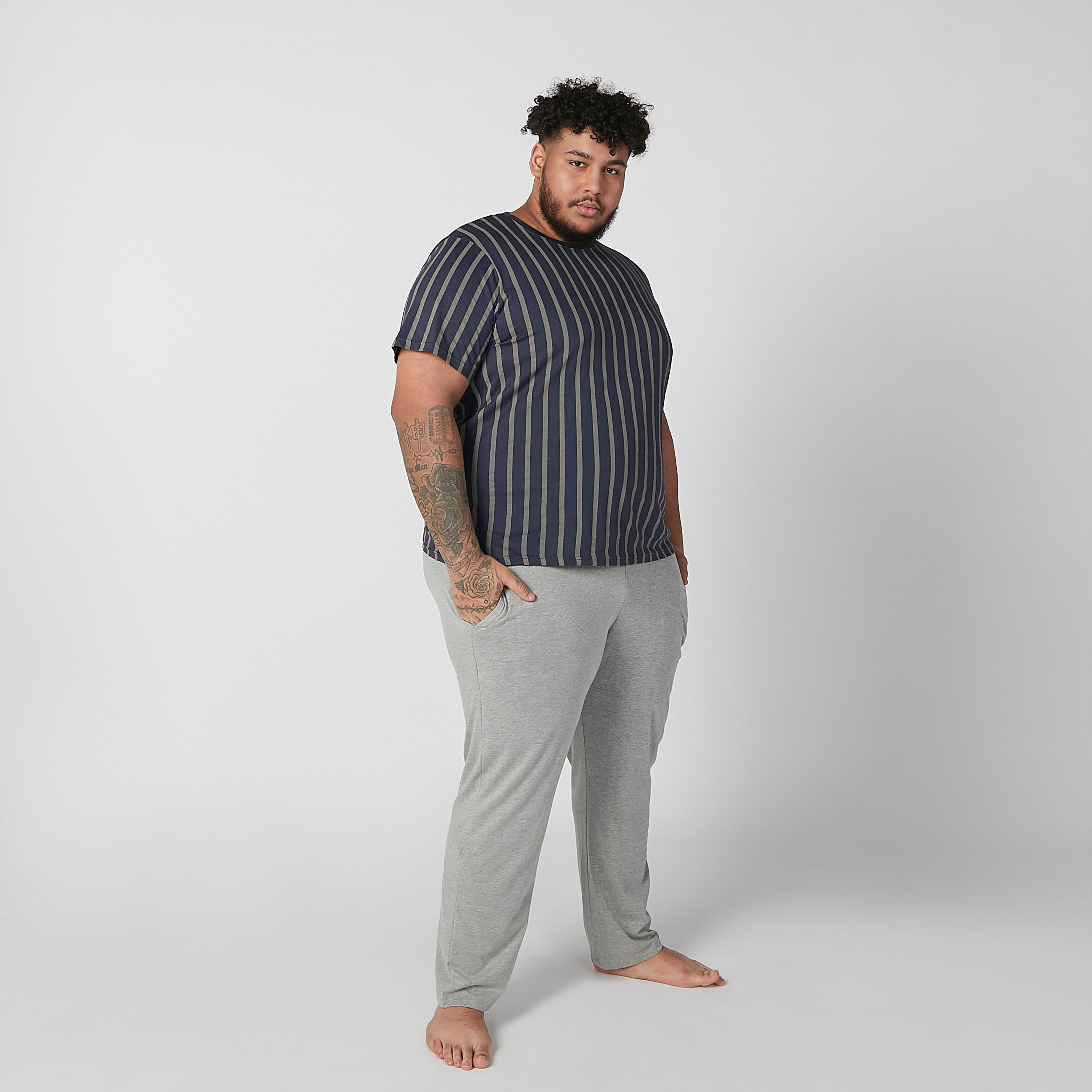 طقم بنطلون بيجاما سادة وتيشيرت مقلّم بياقة مستديرة-men-clothing-nightwear-sets-image-2