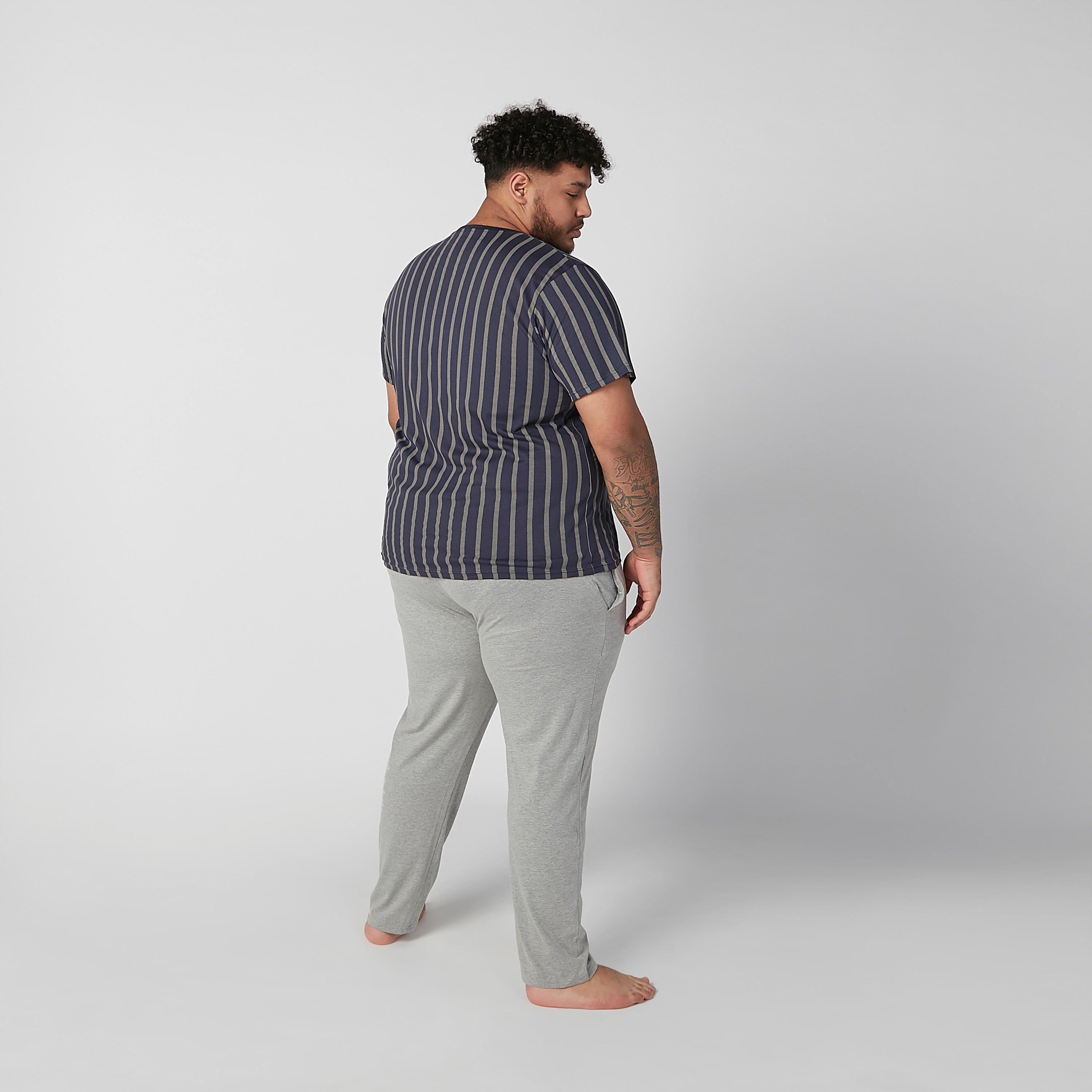 طقم بنطلون بيجاما سادة وتيشيرت مقلّم بياقة مستديرة-men-clothing-nightwear-sets-image-3