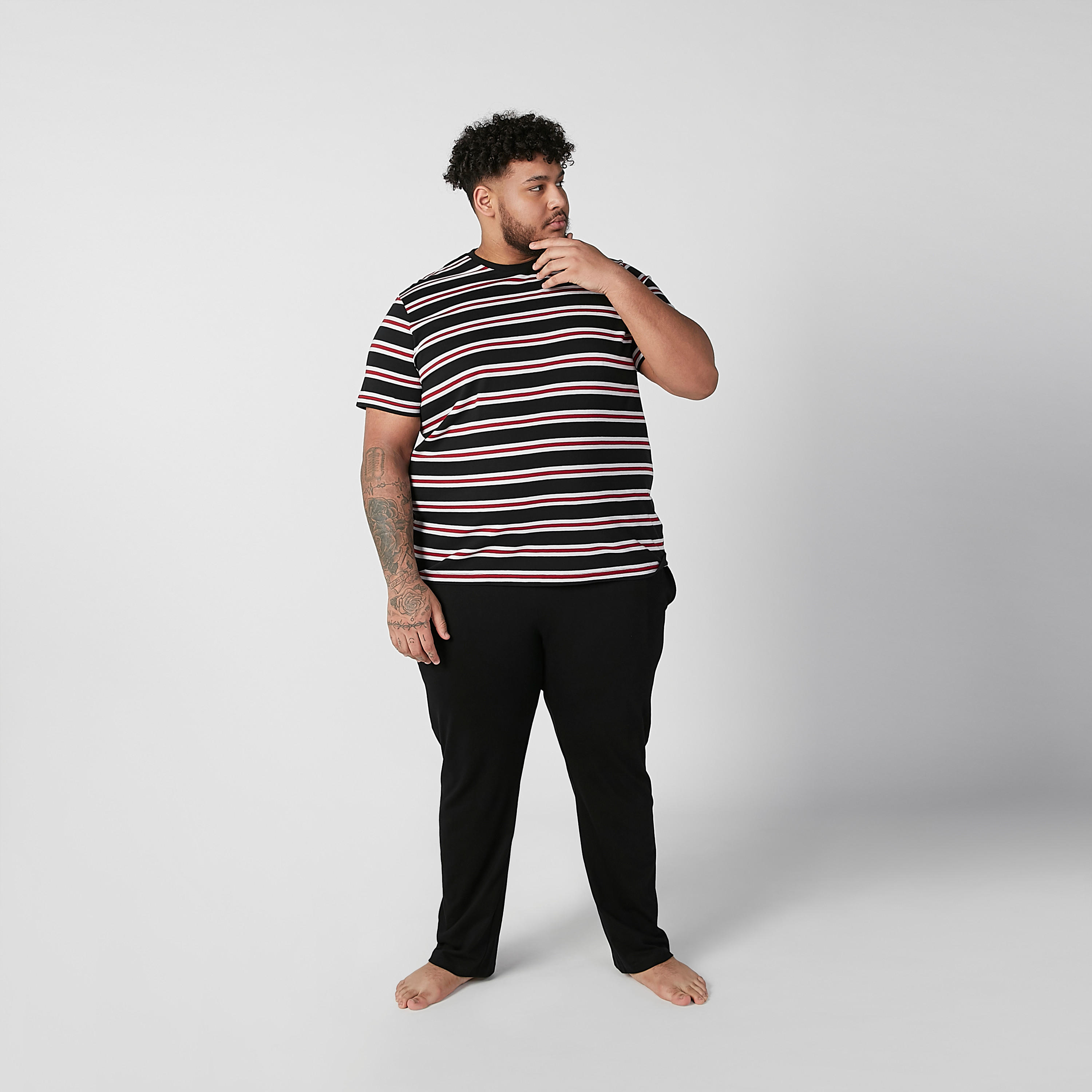 طقم بنطلون بيجاما سادة وتيشيرت مقلّم بياقة مستديرة-men-clothing-nightwear-sets-image-1