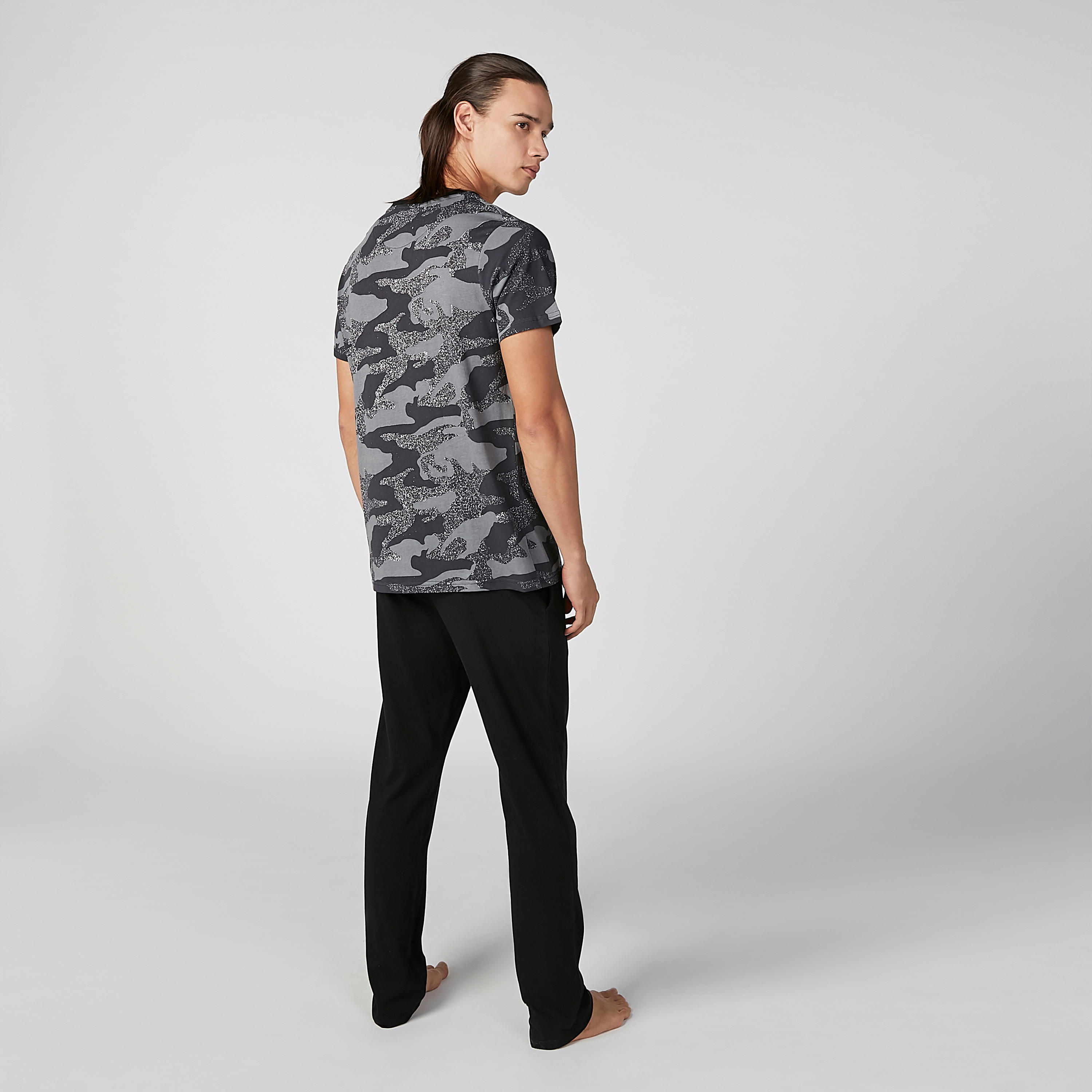 طقم بنطلون بيجاما سادة وتيشيرت بياقة مستديرة وطبعات-men-clothing-nightwear-sets-image-1