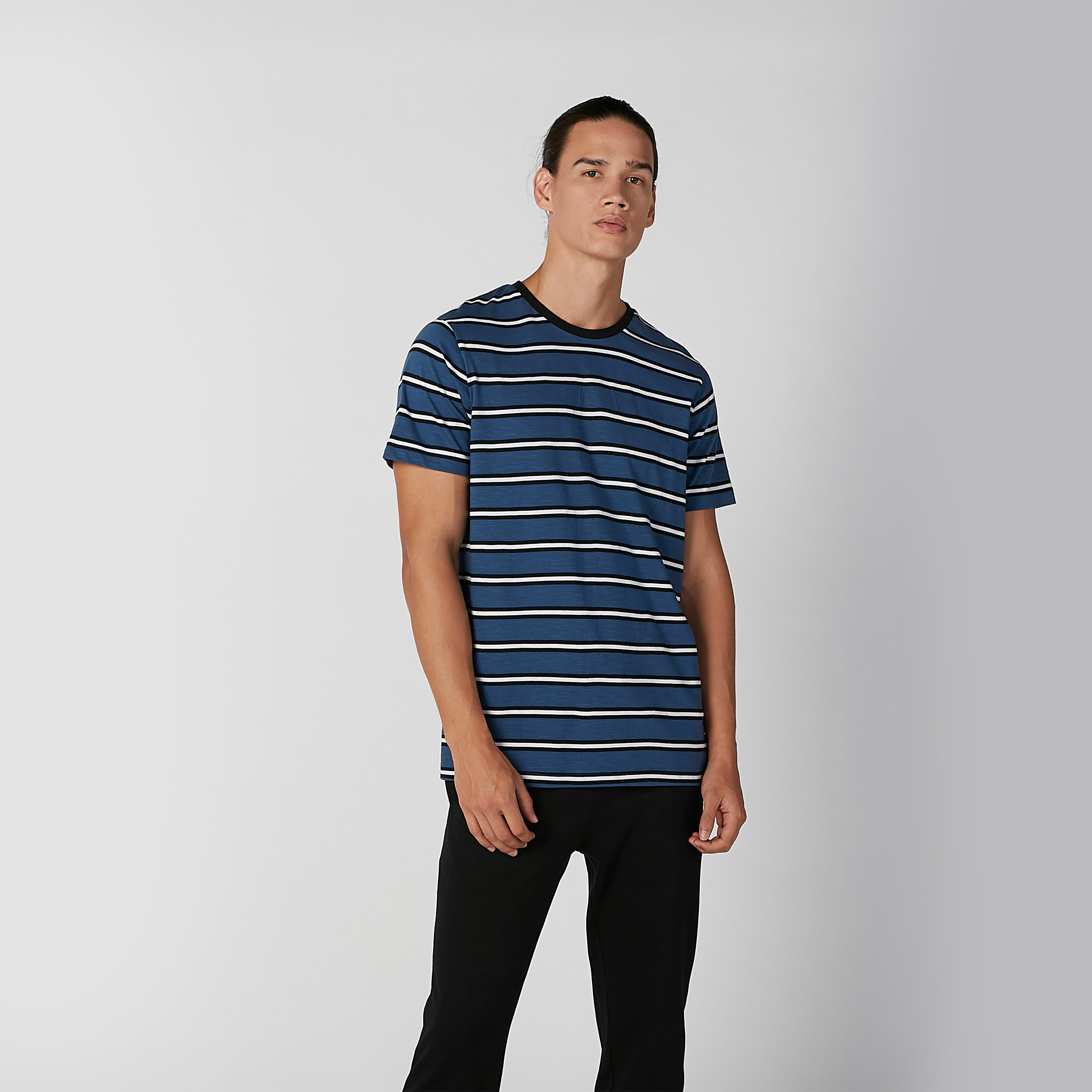 طقم بنطال بيجاما طويل وتيشيرت مقلّم بياقة مستديرة-men-clothing-nightwear-sets-image-3