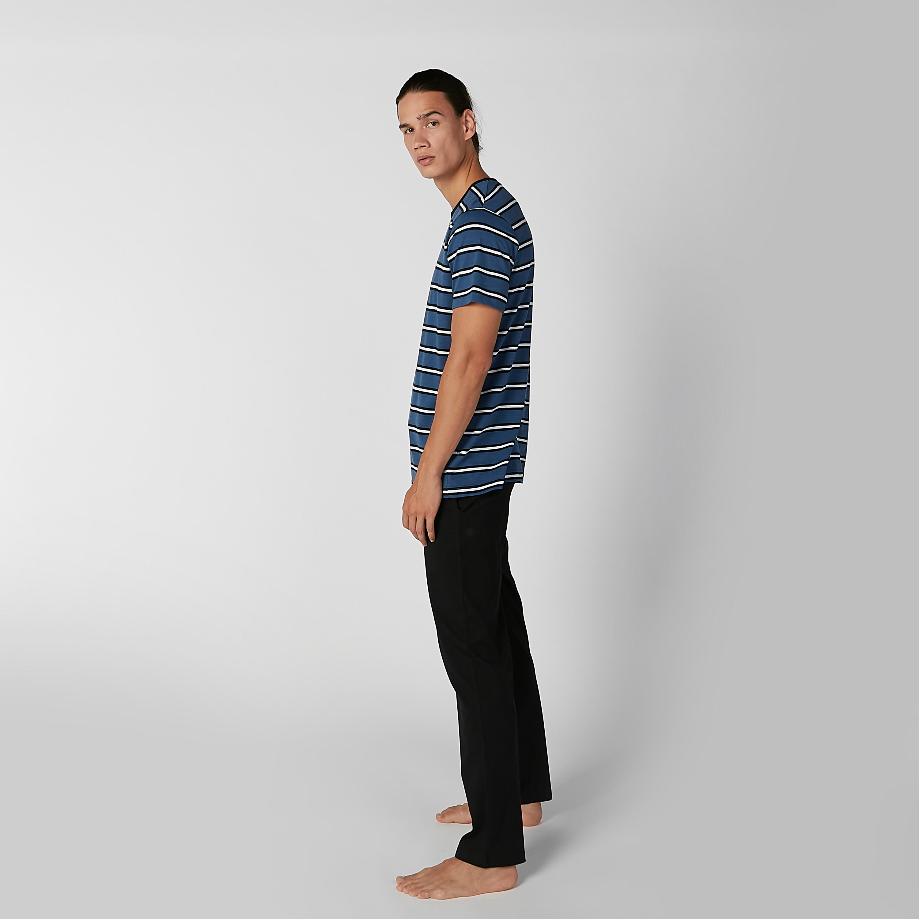 طقم بنطال بيجاما طويل وتيشيرت مقلّم بياقة مستديرة-men-clothing-nightwear-sets-image-1
