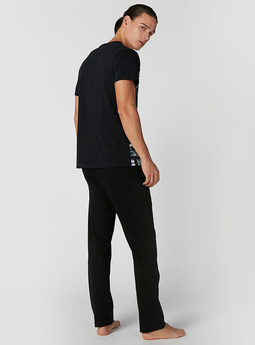 طقم بنطال بيجاما وتيشيرت بياقة مستديرة وطبعات جرافيك-men-clothing-nightwear-sets-image-1
