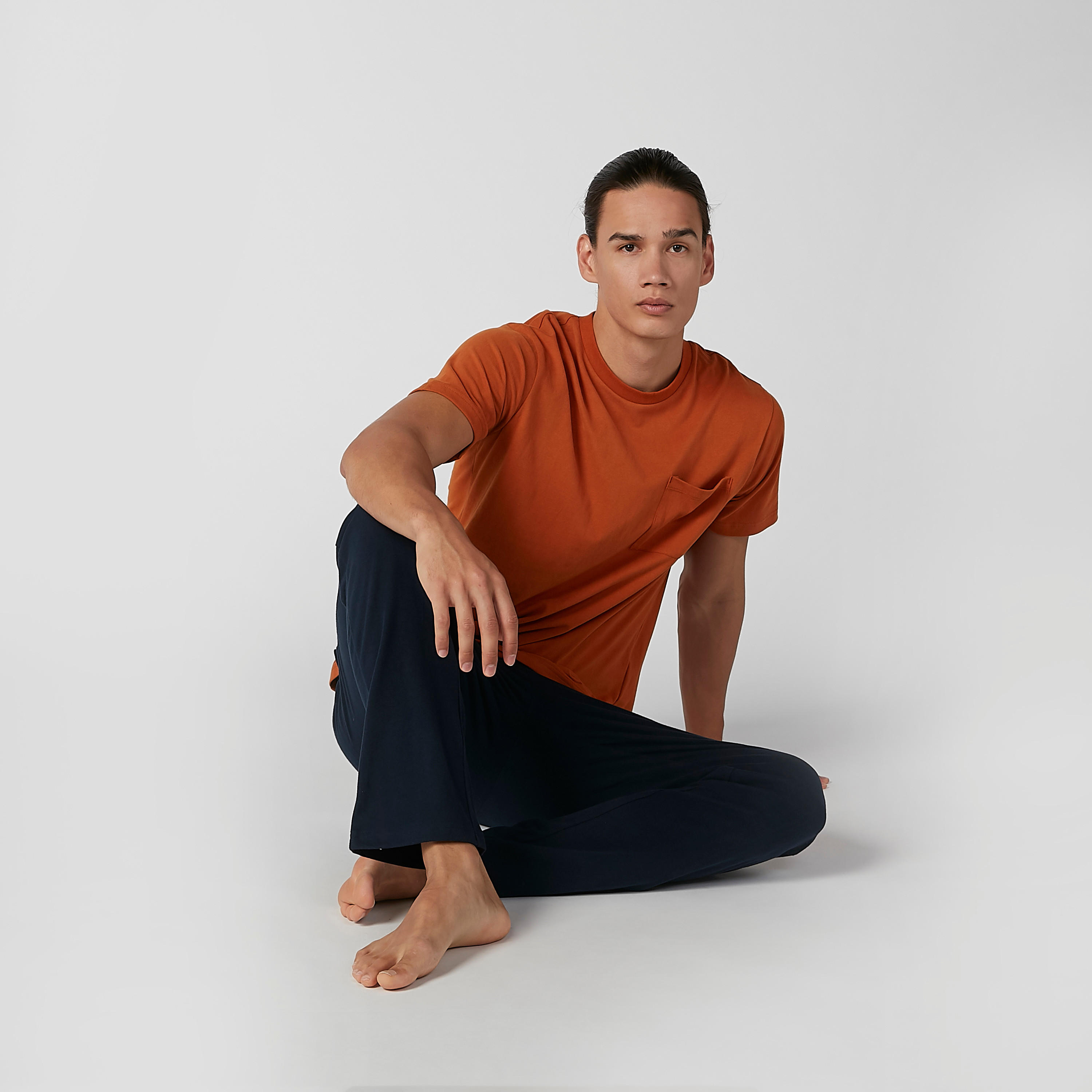 طقم بنطال بيجاما بجيوب وتيشيرت سادة بياقة مستديرة-men-clothing-nightwear-sets-image-4