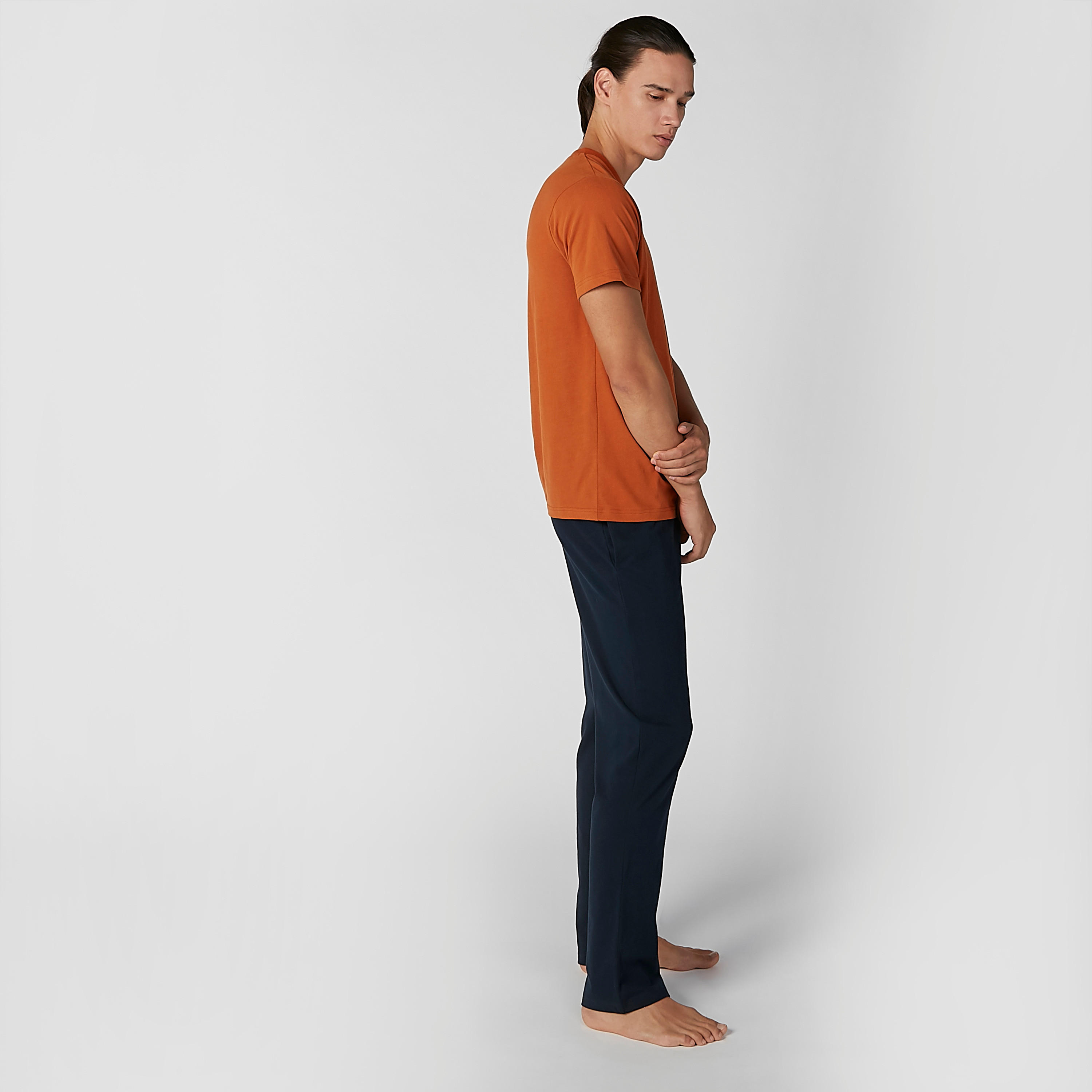 طقم بنطال بيجاما بجيوب وتيشيرت سادة بياقة مستديرة-men-clothing-nightwear-sets-image-2