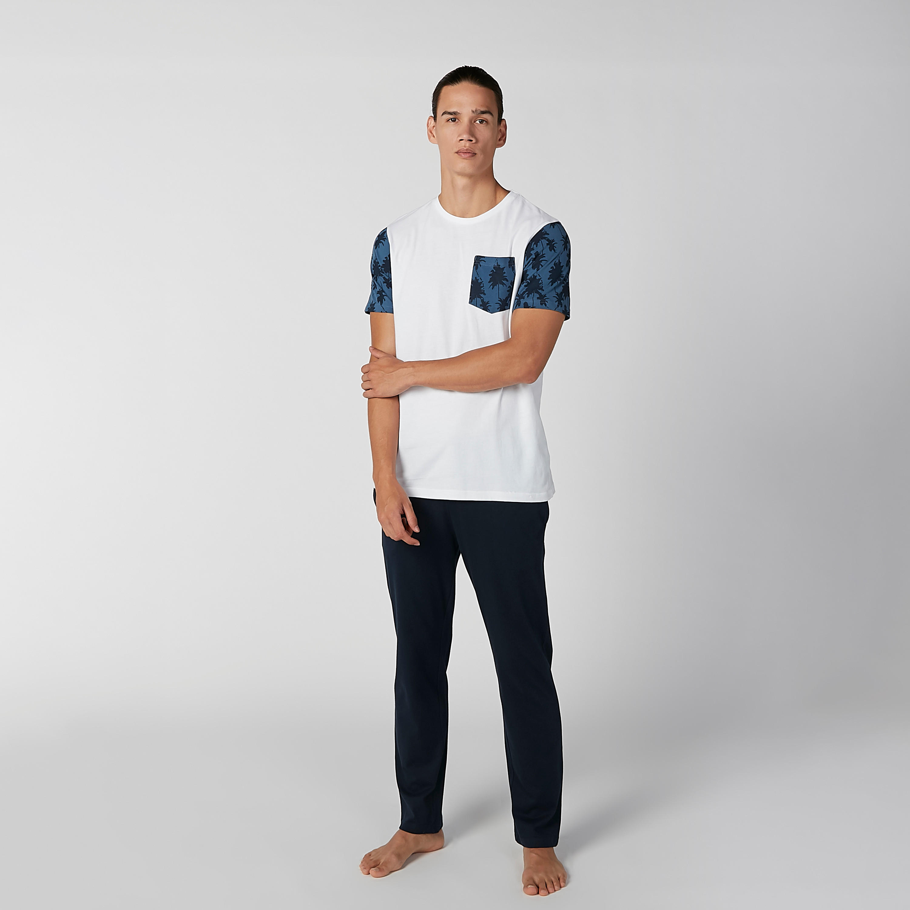 طقم بنطال بيجاما وتيشيرت بياقة مستديرة وطبعات-men-clothing-nightwear-sets-image-4