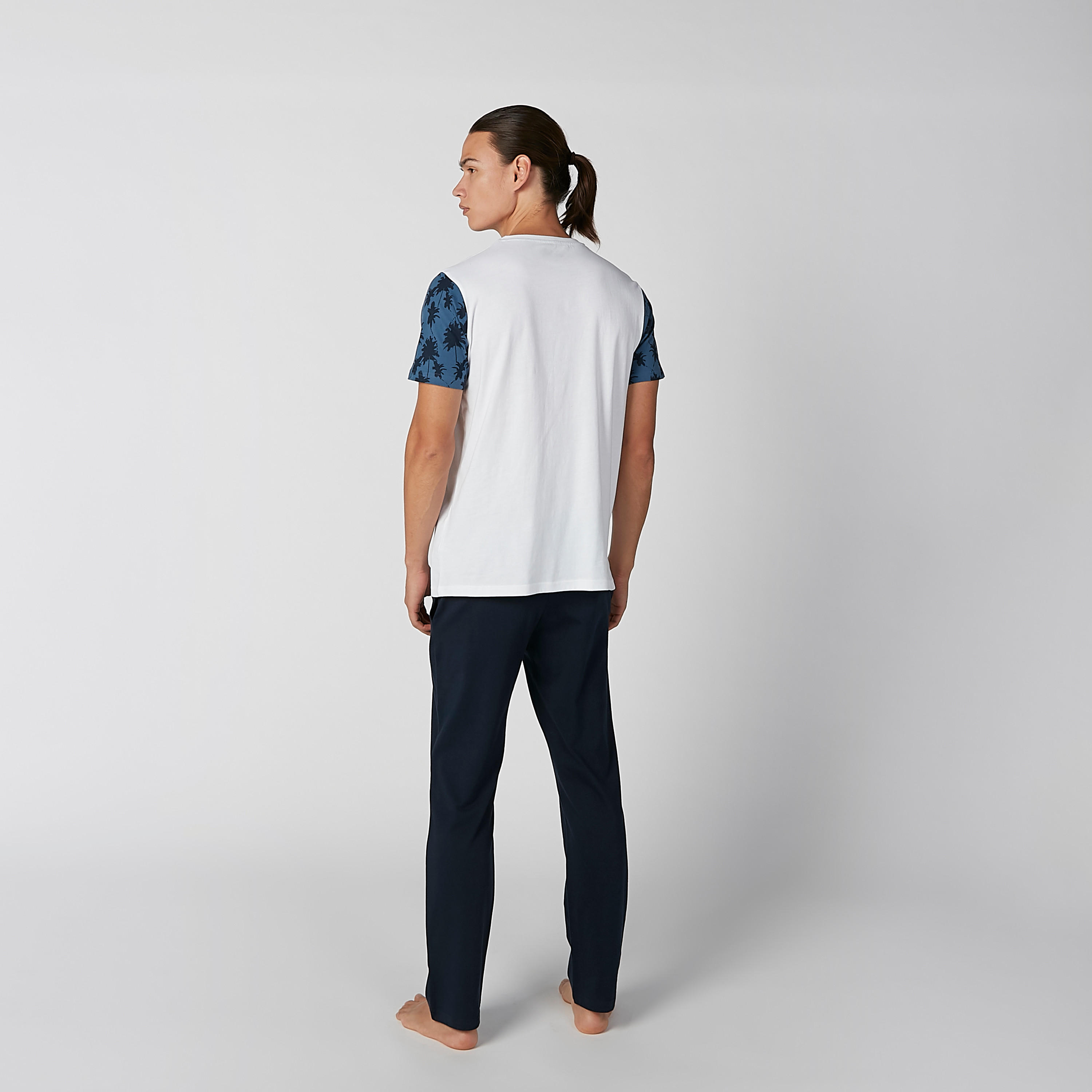 طقم بنطال بيجاما وتيشيرت بياقة مستديرة وطبعات-men-clothing-nightwear-sets-image-3