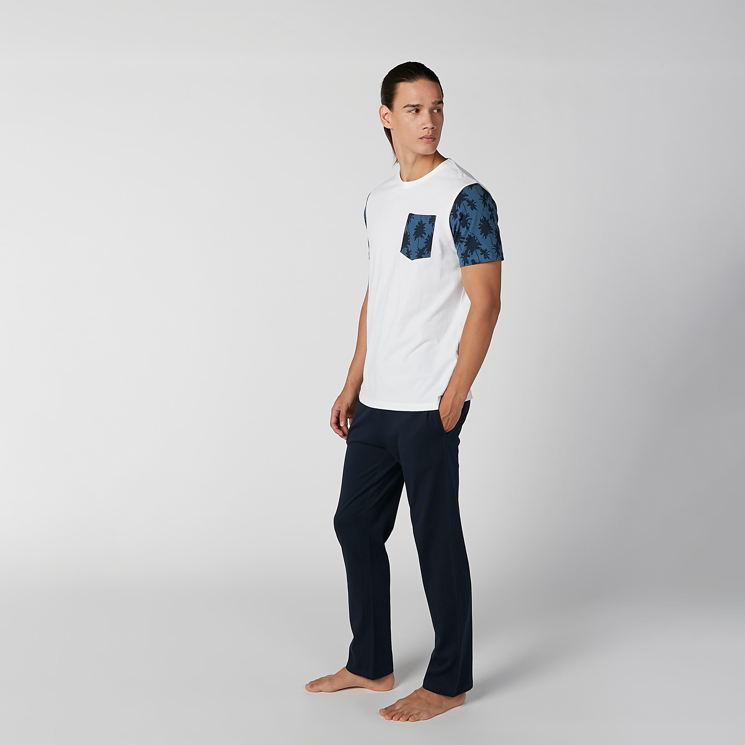 طقم بنطال بيجاما وتيشيرت بياقة مستديرة وطبعات-men-clothing-nightwear-sets-image-2