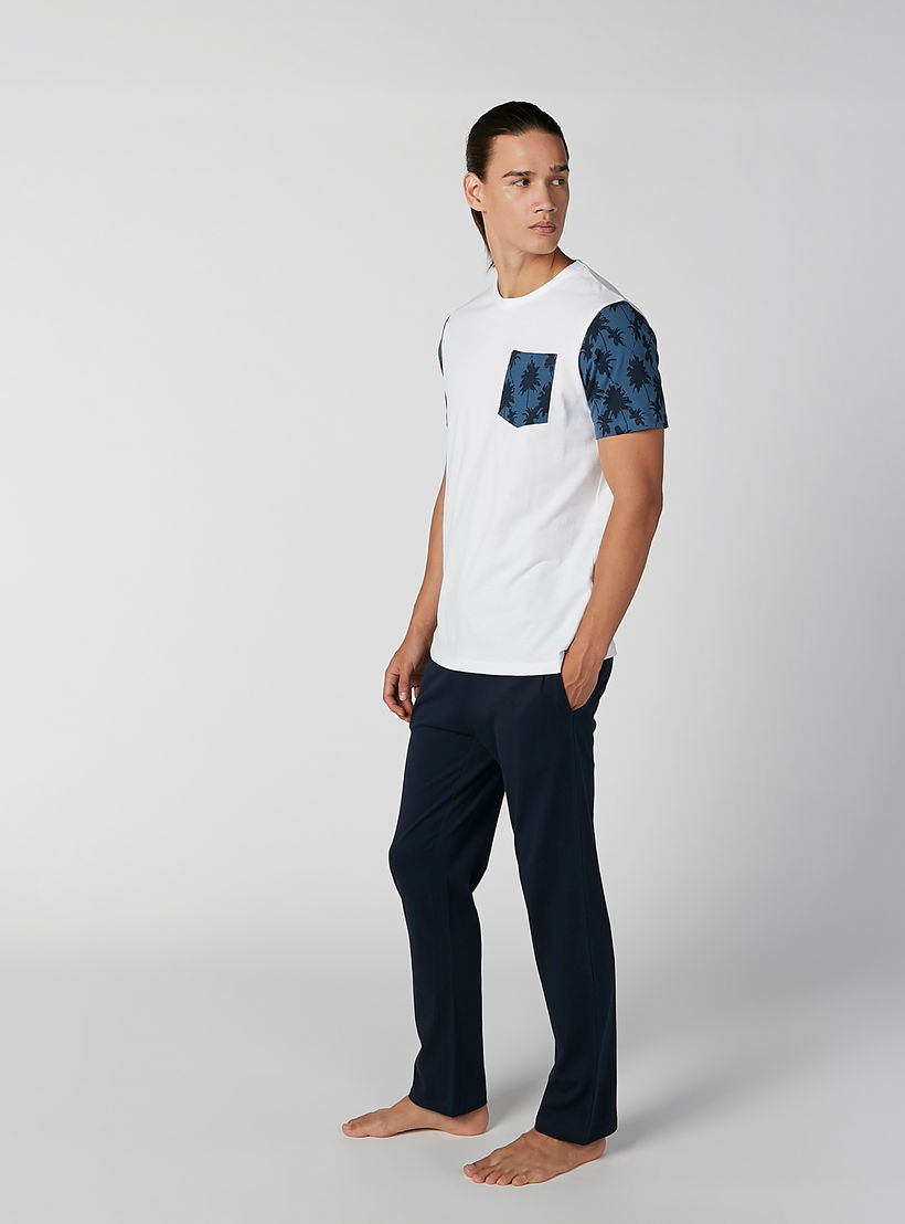 طقم بنطال بيجاما وتيشيرت بياقة مستديرة وطبعات-men-clothing-nightwear-sets-image-2
