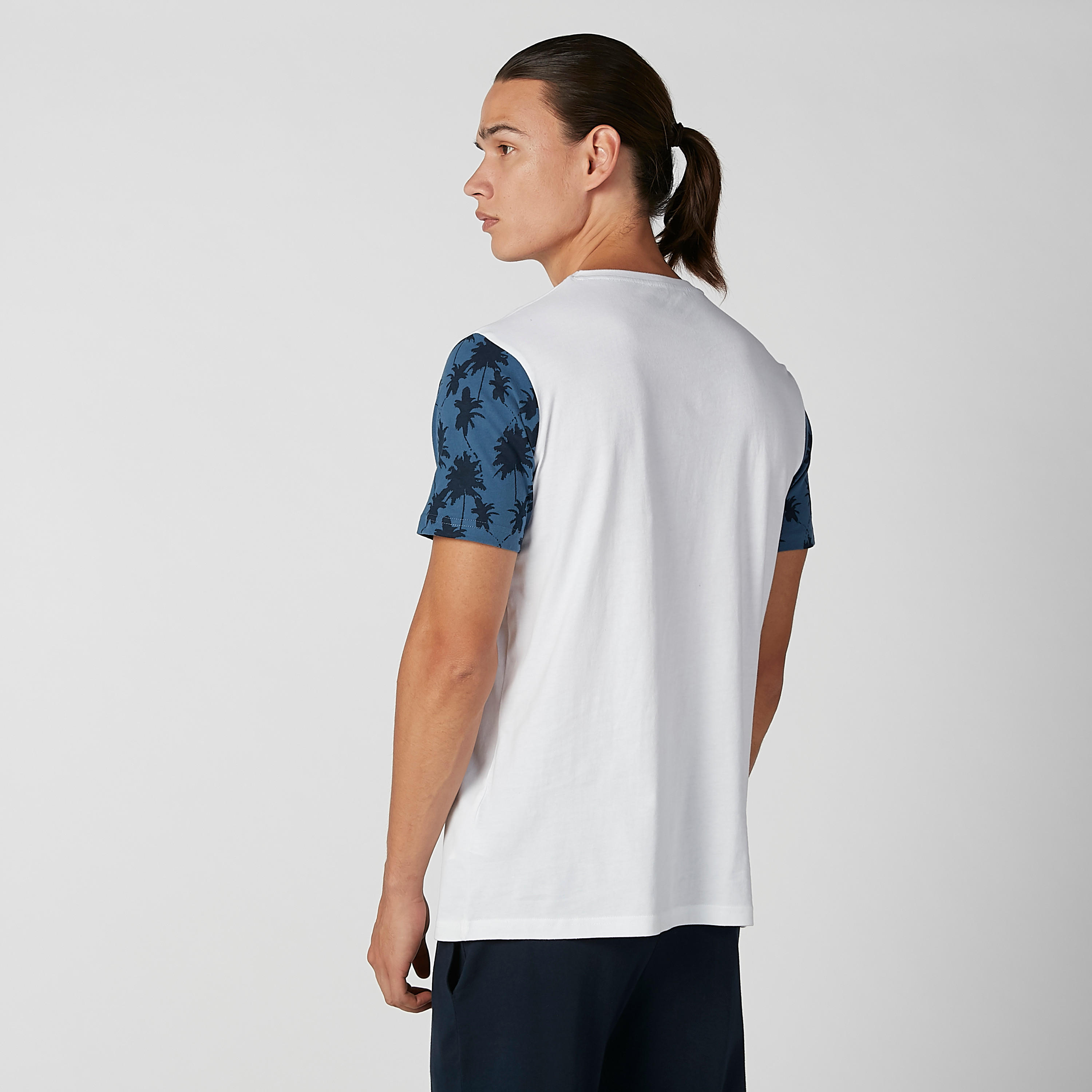 طقم بنطال بيجاما وتيشيرت بياقة مستديرة وطبعات-men-clothing-nightwear-sets-image-1