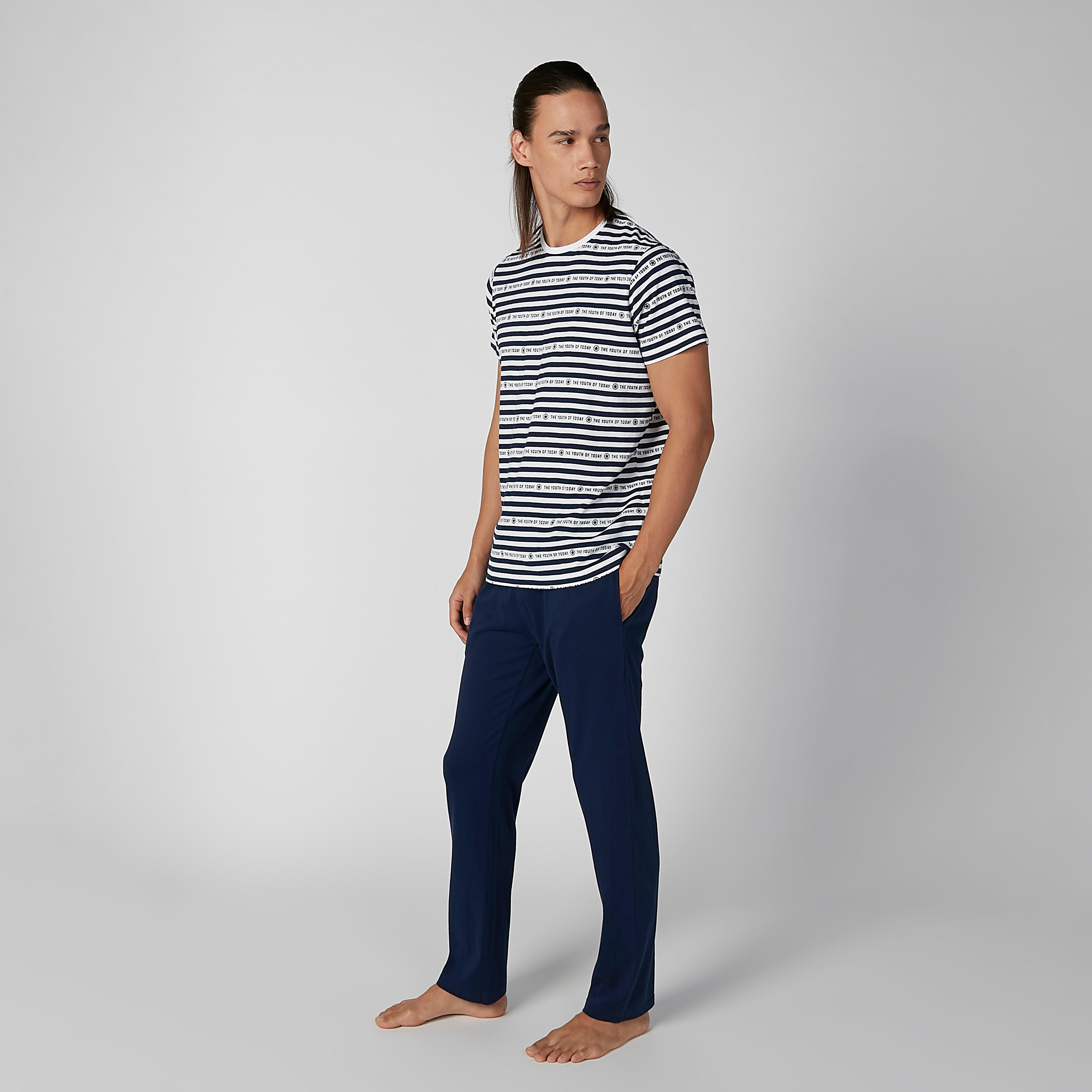 طقم بنطلون بيجاما سادة وتيشيرت مقلم بياقة مستديرة-men-clothing-nightwear-sets-image-1