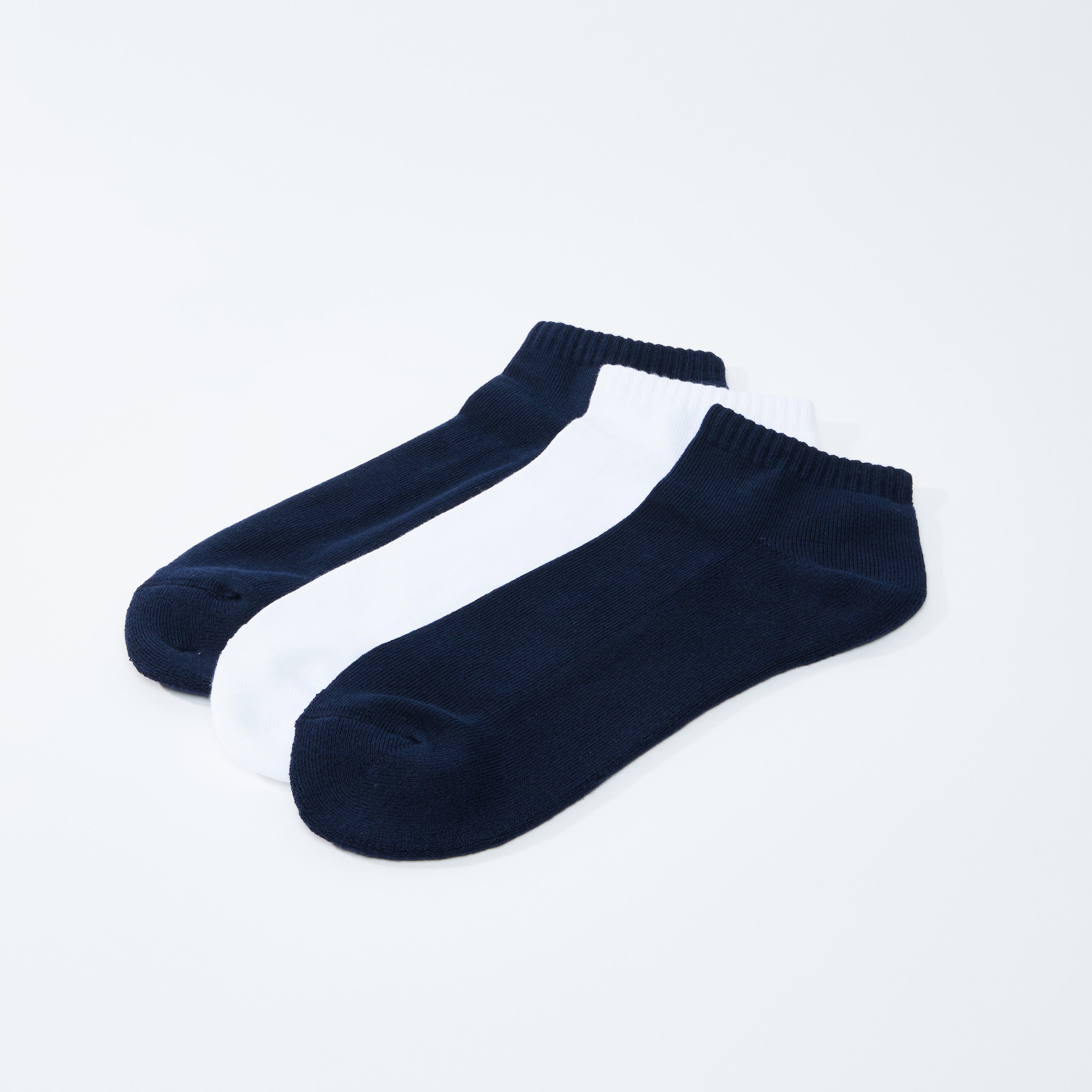 جوارب بارزة الملمس بطول الكاحل بحواف مضلّعة - طقم من 3 أزواج-men-socks-image-1