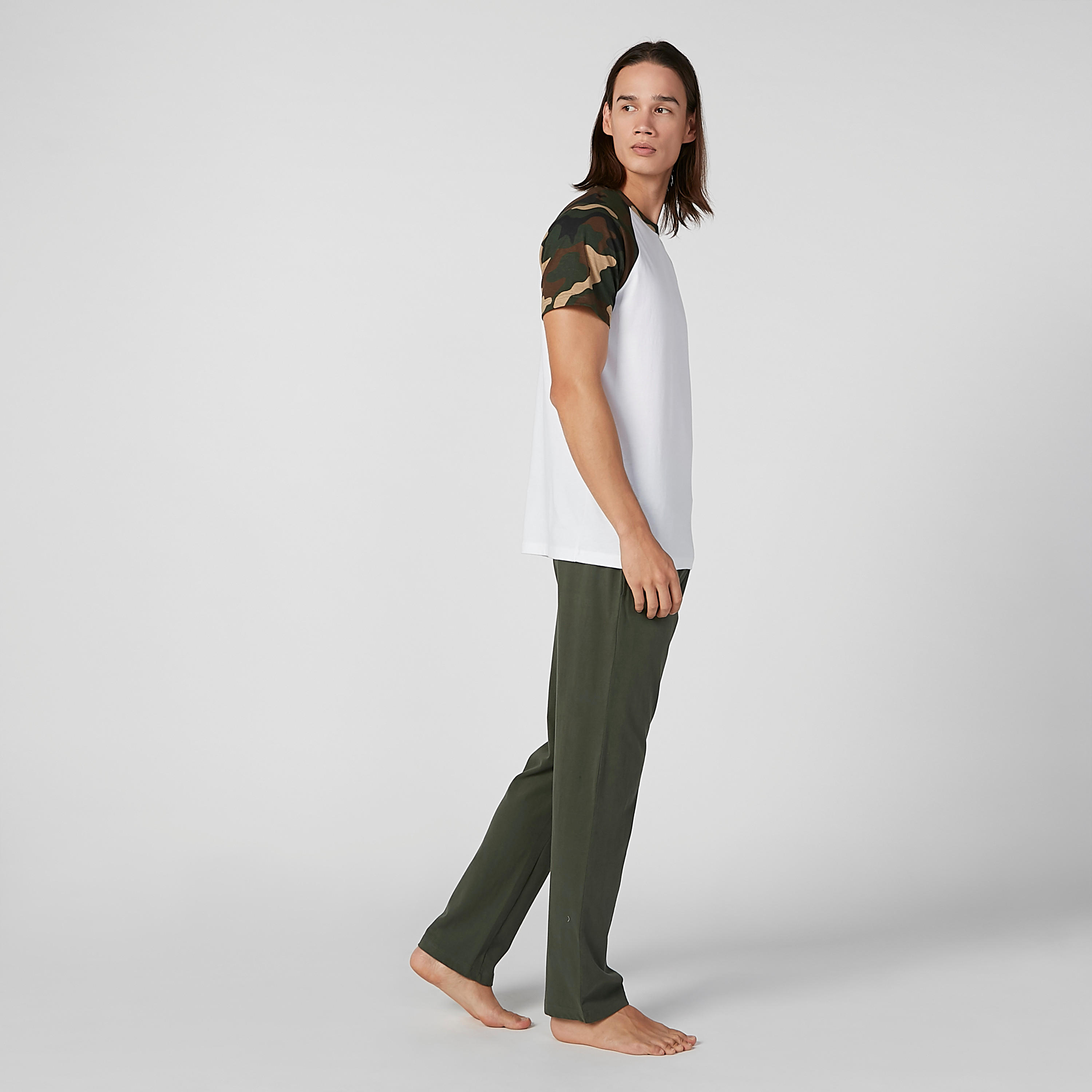 طقم بنطلون بيجاما وتيشيرت بأكمام مغايرة وطبعات مموّهة-men-clothing-nightwear-sets-image-1