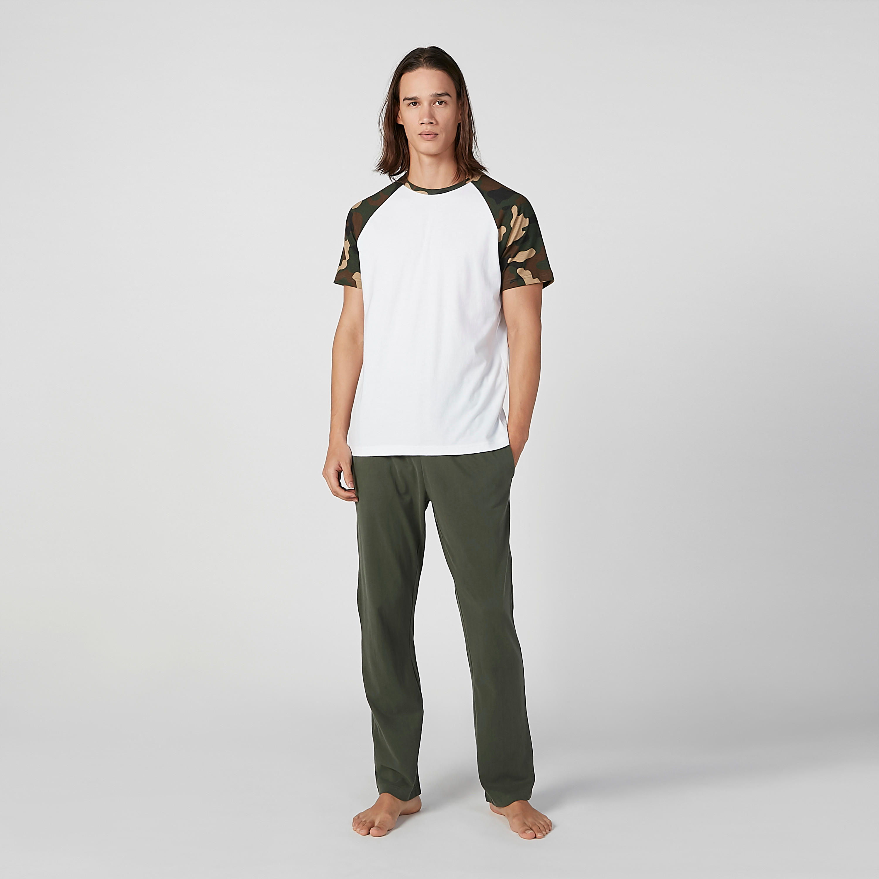 طقم بنطلون بيجاما وتيشيرت بأكمام مغايرة وطبعات مموّهة-men-clothing-nightwear-sets-image-2