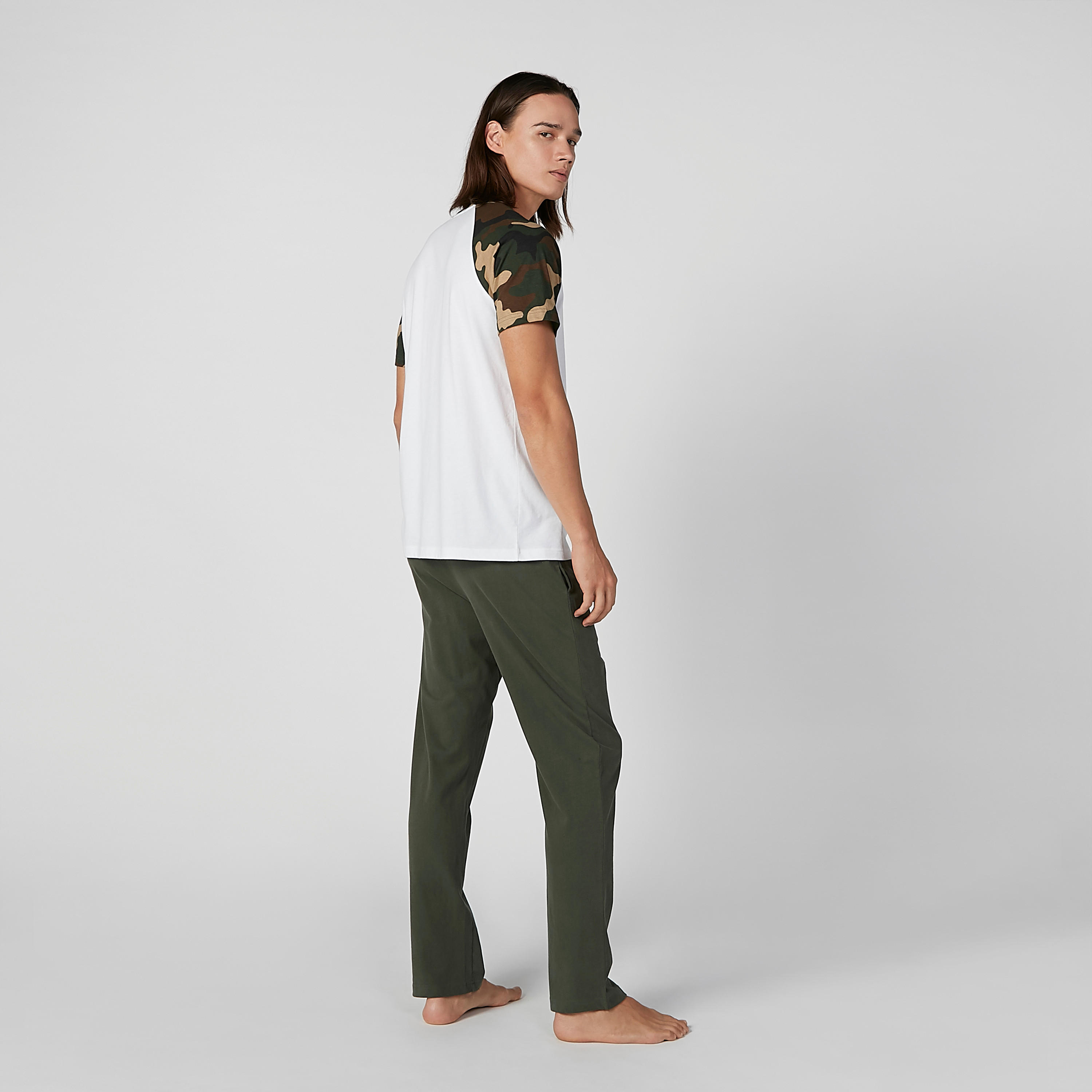 طقم بنطلون بيجاما وتيشيرت بأكمام مغايرة وطبعات مموّهة-men-clothing-nightwear-sets-image-4