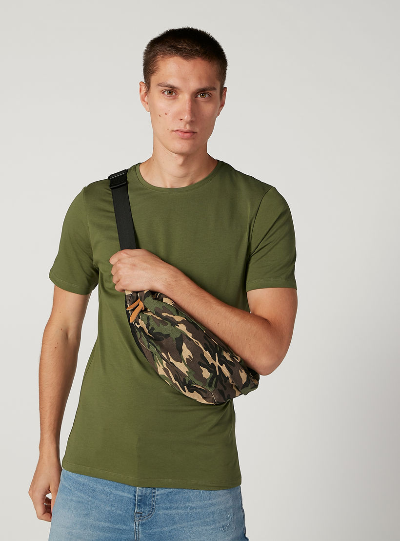 شنطة خصر بحزام قابل للتعديل وإبزيم إغلاق وطبعات مموهة-men-bags-image-4