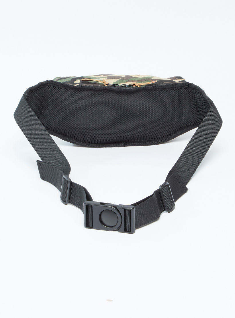 شنطة خصر بحزام قابل للتعديل وإبزيم إغلاق وطبعات مموهة-men-bags-image-3