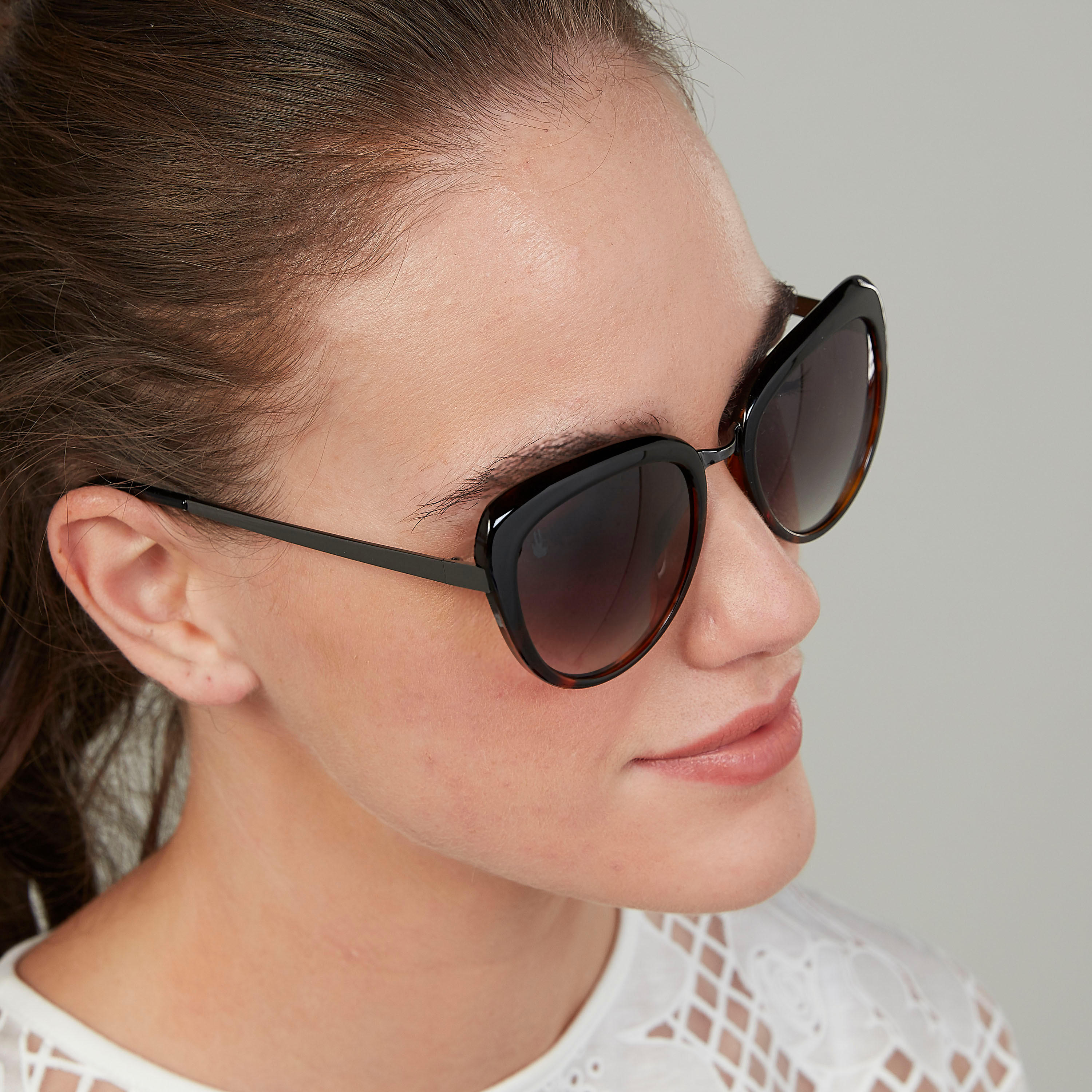 نظّارة شمسية بيضاوية بإطار كامل ووسادات للأنف من أوكيالي بوناني-women-sunglasses-image-2