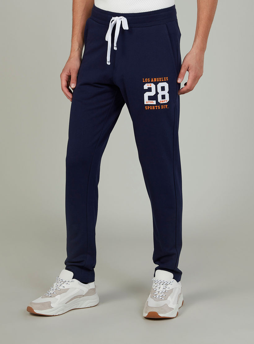 بنطلون رياضي طويل بطبعات وخصر مطّاطي وجيوب-men-clothing-bottoms-joggers-image-1