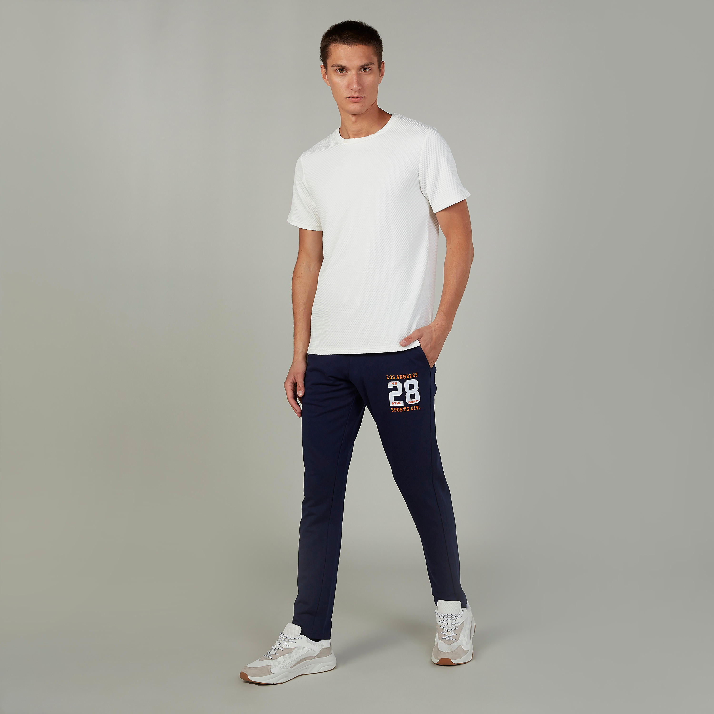 بنطلون رياضي طويل بطبعات وخصر مطّاطي وجيوب-men-clothing-bottoms-joggers-image-2