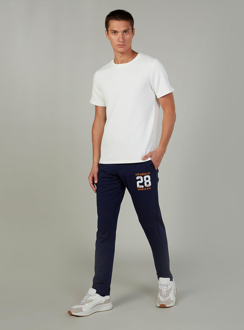 بنطلون رياضي طويل بطبعات وخصر مطّاطي وجيوب-men-clothing-bottoms-joggers-image-2