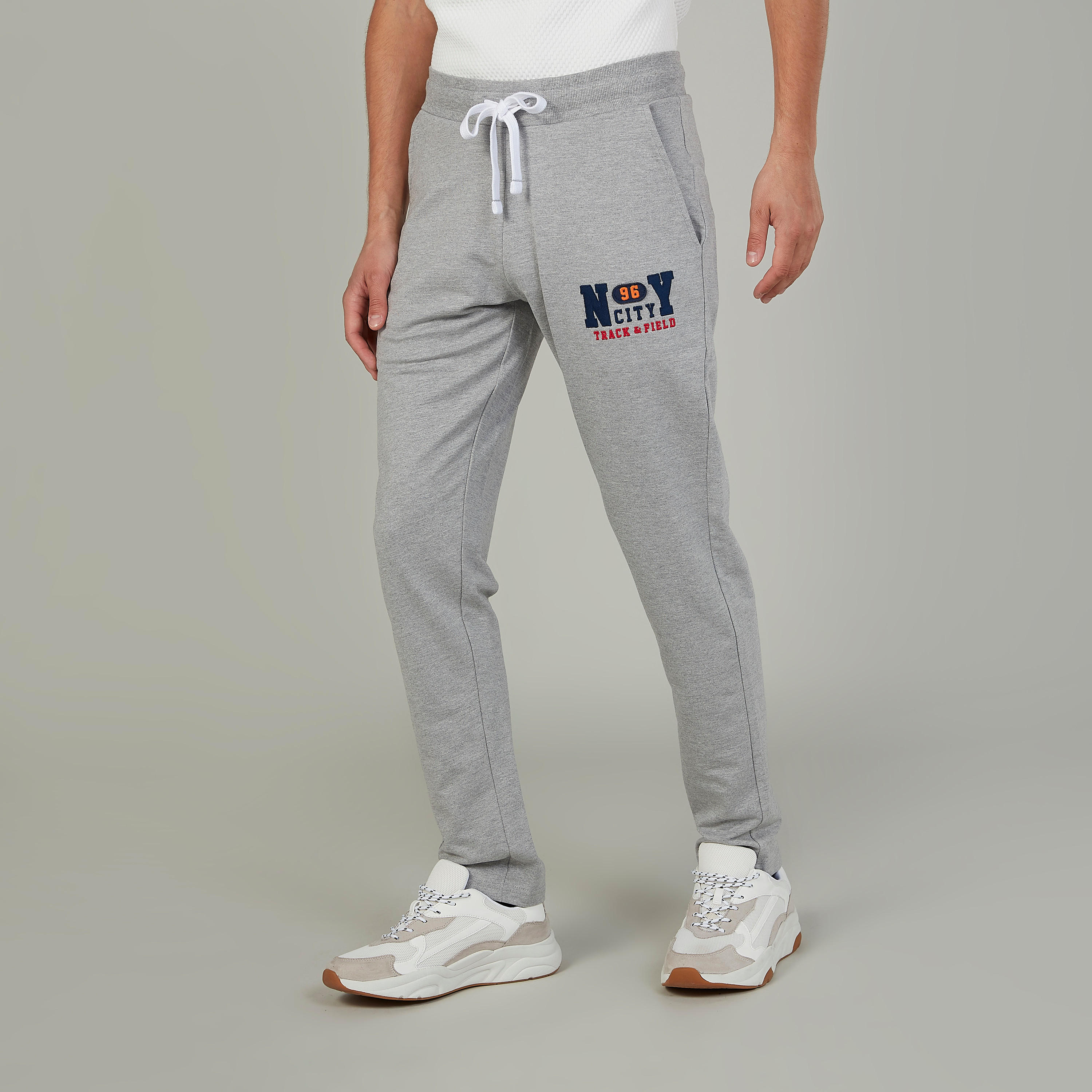 بنطلون بخصر مطاطي وجيوب بطبعات-men-clothing-bottoms-trousersandchinos-trousers-image-1